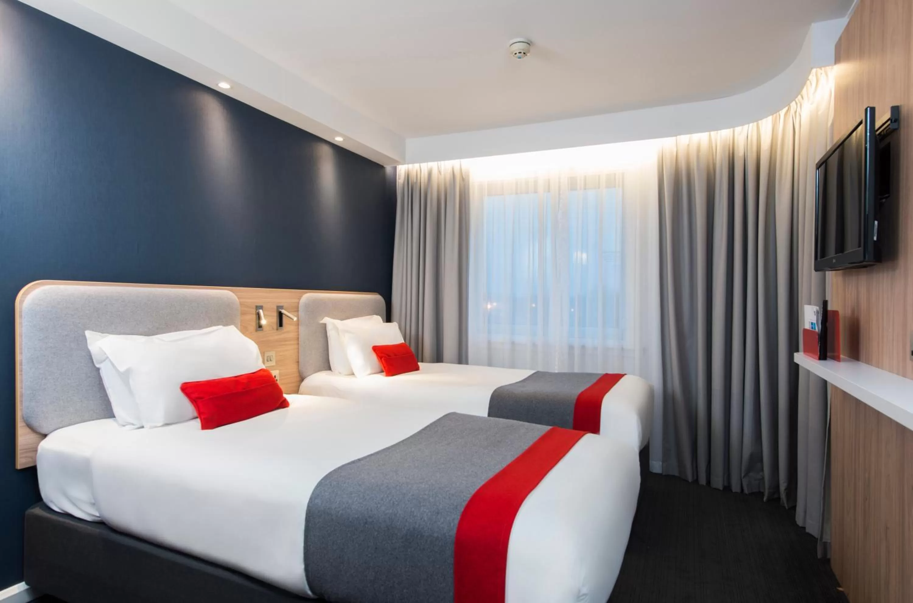 Standard Twin Room with Free Hot Breakfast in Holiday Inn Express Milton Keynes by IHG