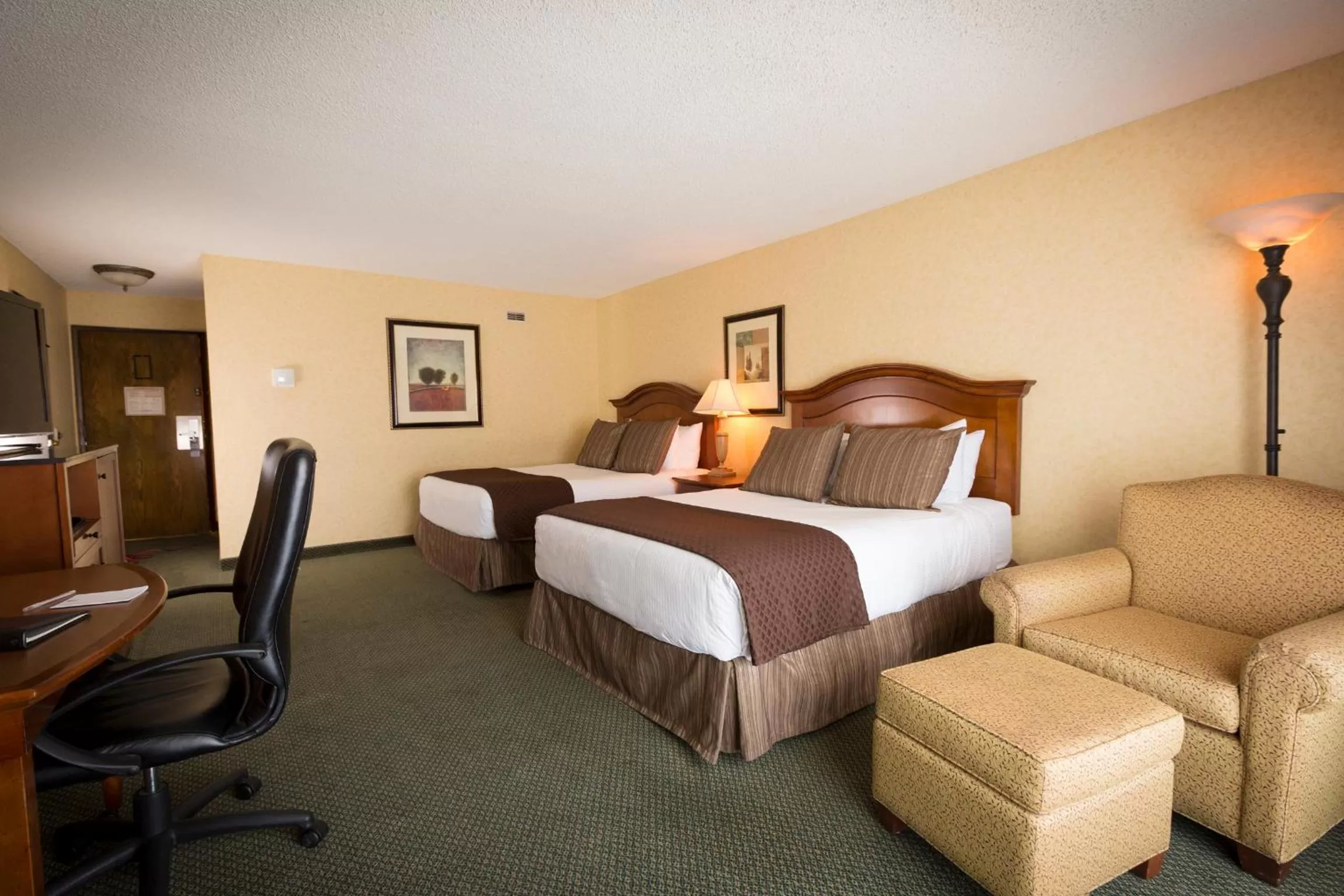 Queen Room with Two Queen Beds - Disability Access in Red Lion Hotel Yakima Center