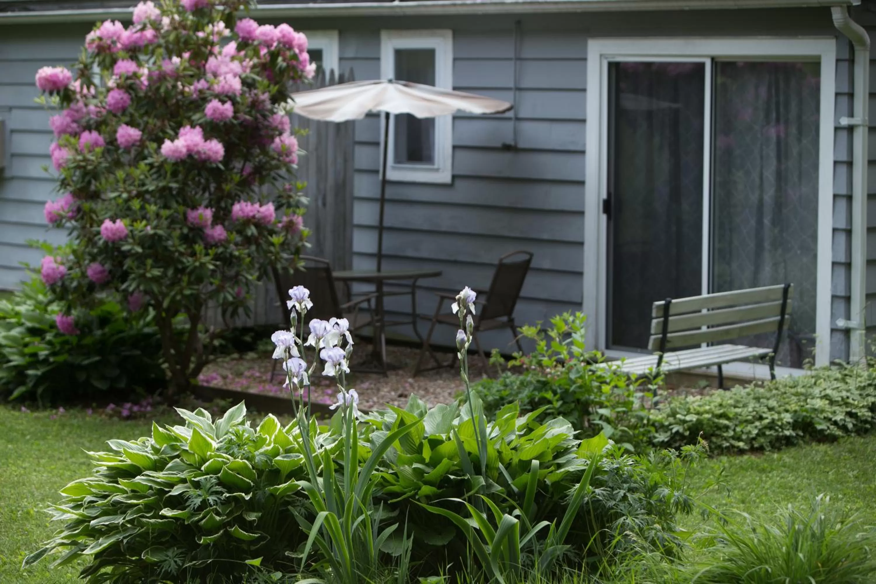 Queen Room with Garden View in Governor's Rock Motel