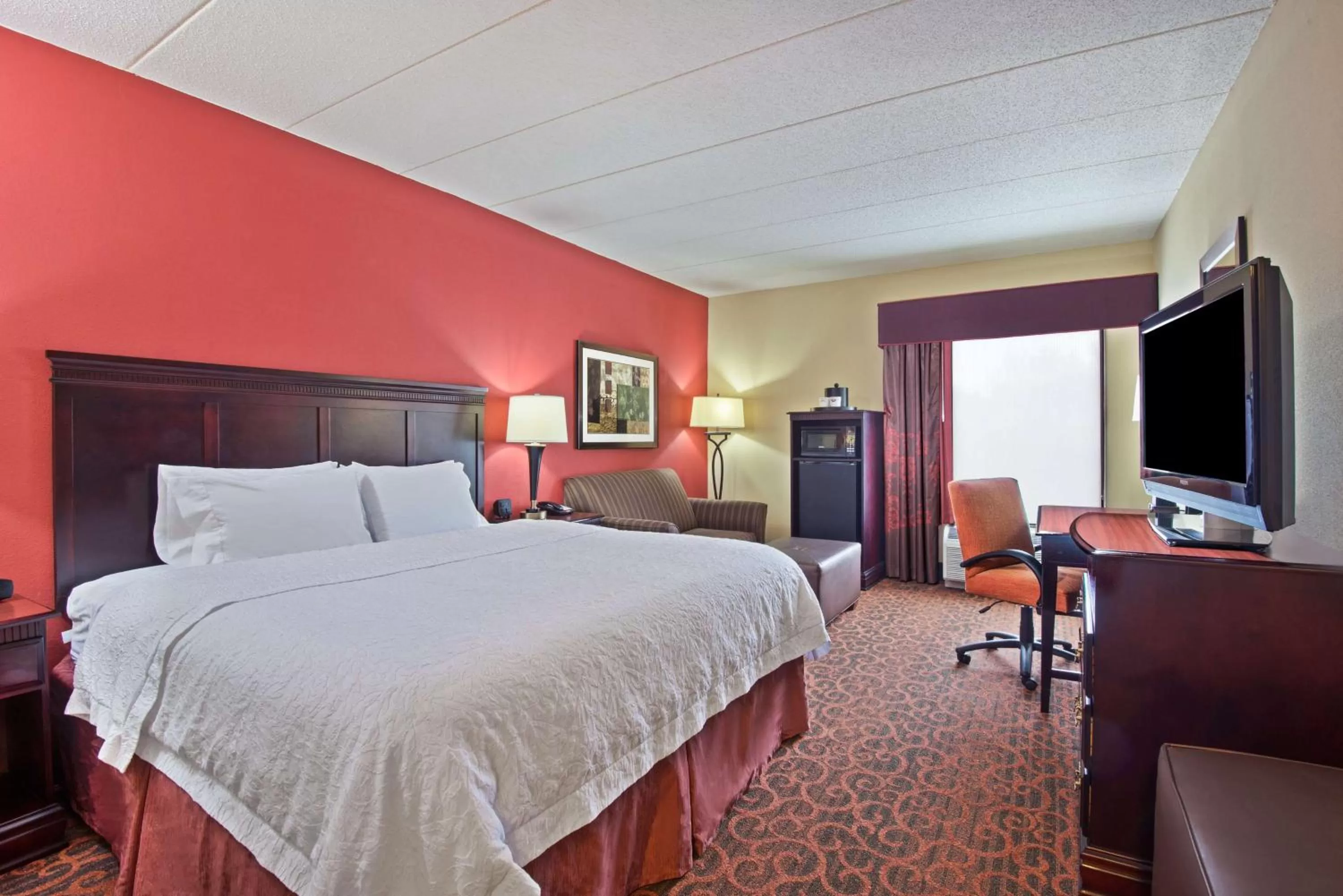 King Room with Whirlpool in Hampton Inn Winfield Teays Valley