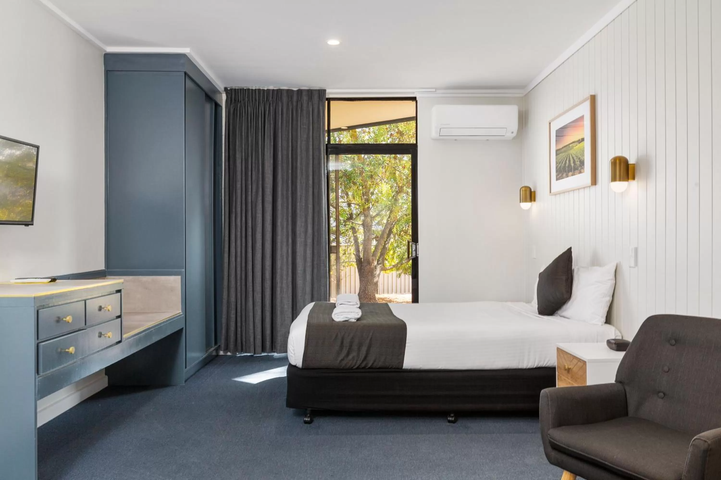 Superior Queen Room in The Wine Vine Hotel