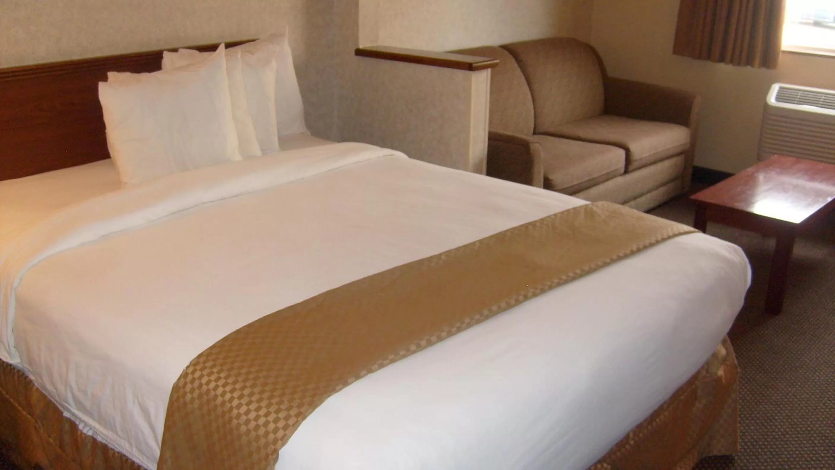 King Suite - Mobility Access/Non-Smoking in Baymont by Wyndham Golden/Red Rocks