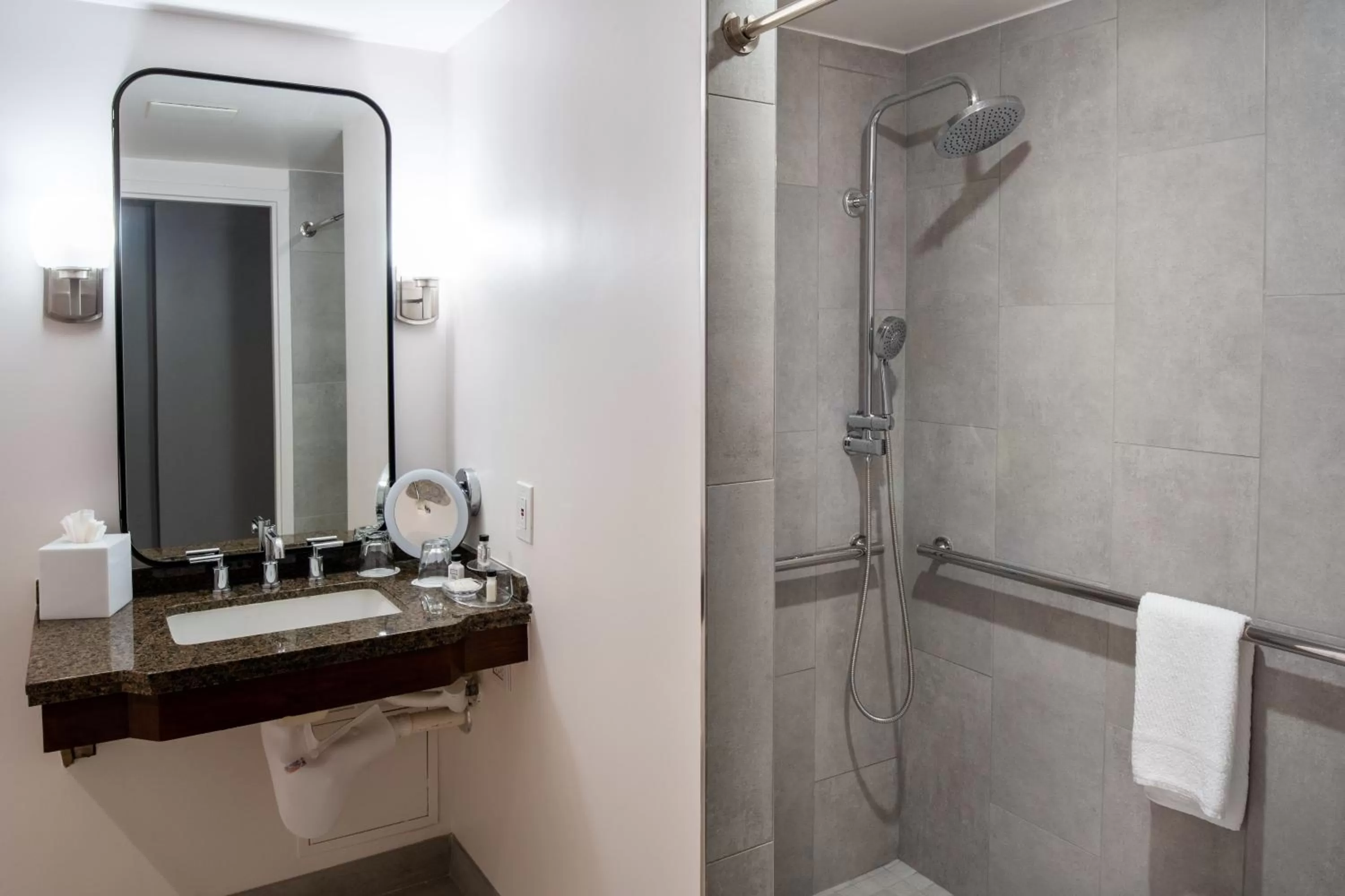 Standard King Room with Mobility Accessible Tub in Crowne Plaza College Park - Washington DC by IHG