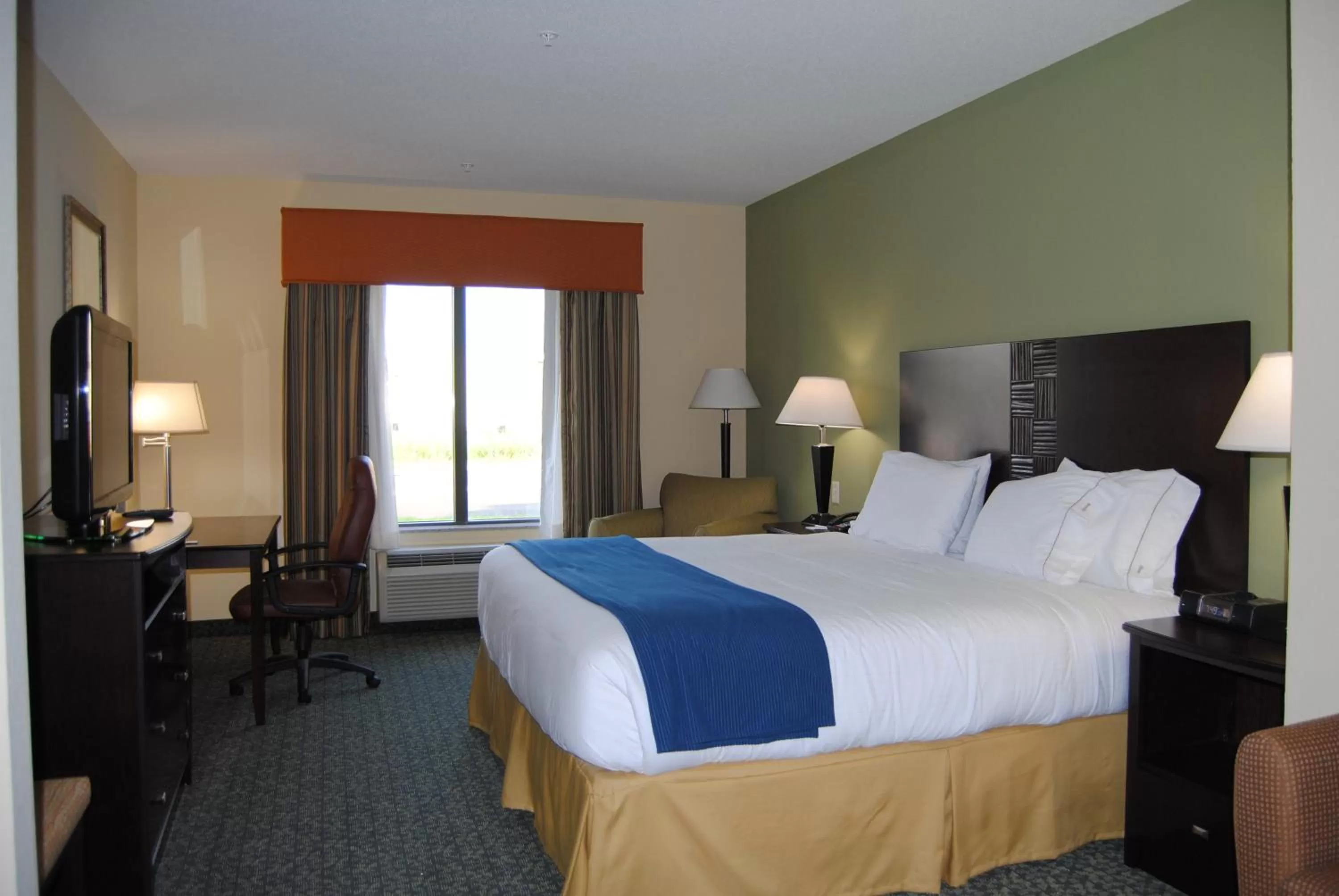 Standard King Room in Holiday Inn Express & Suites Covington by IHG