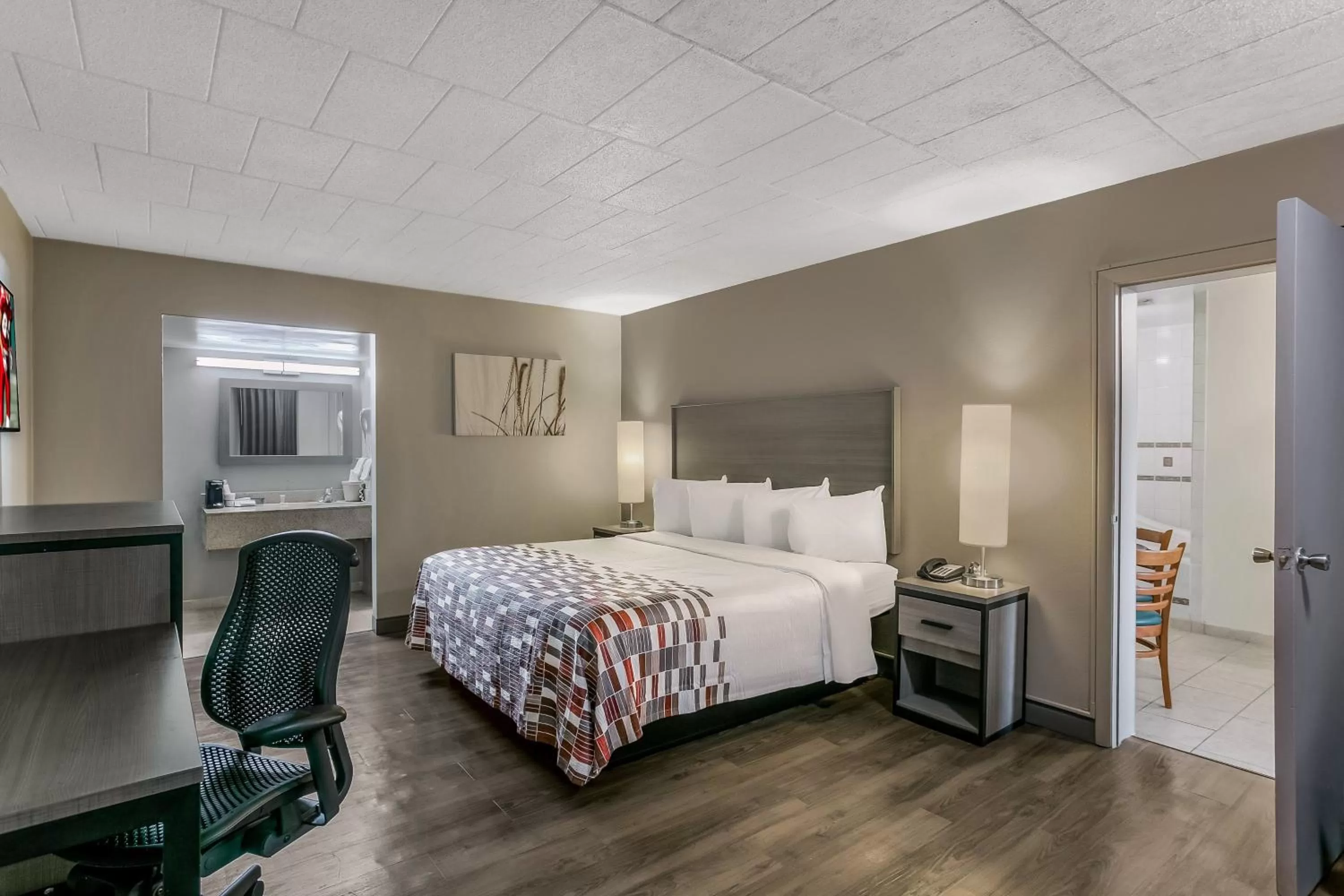 Superior King Room with Spa Bath Non-Smoking in Red Roof Inn Baltimore