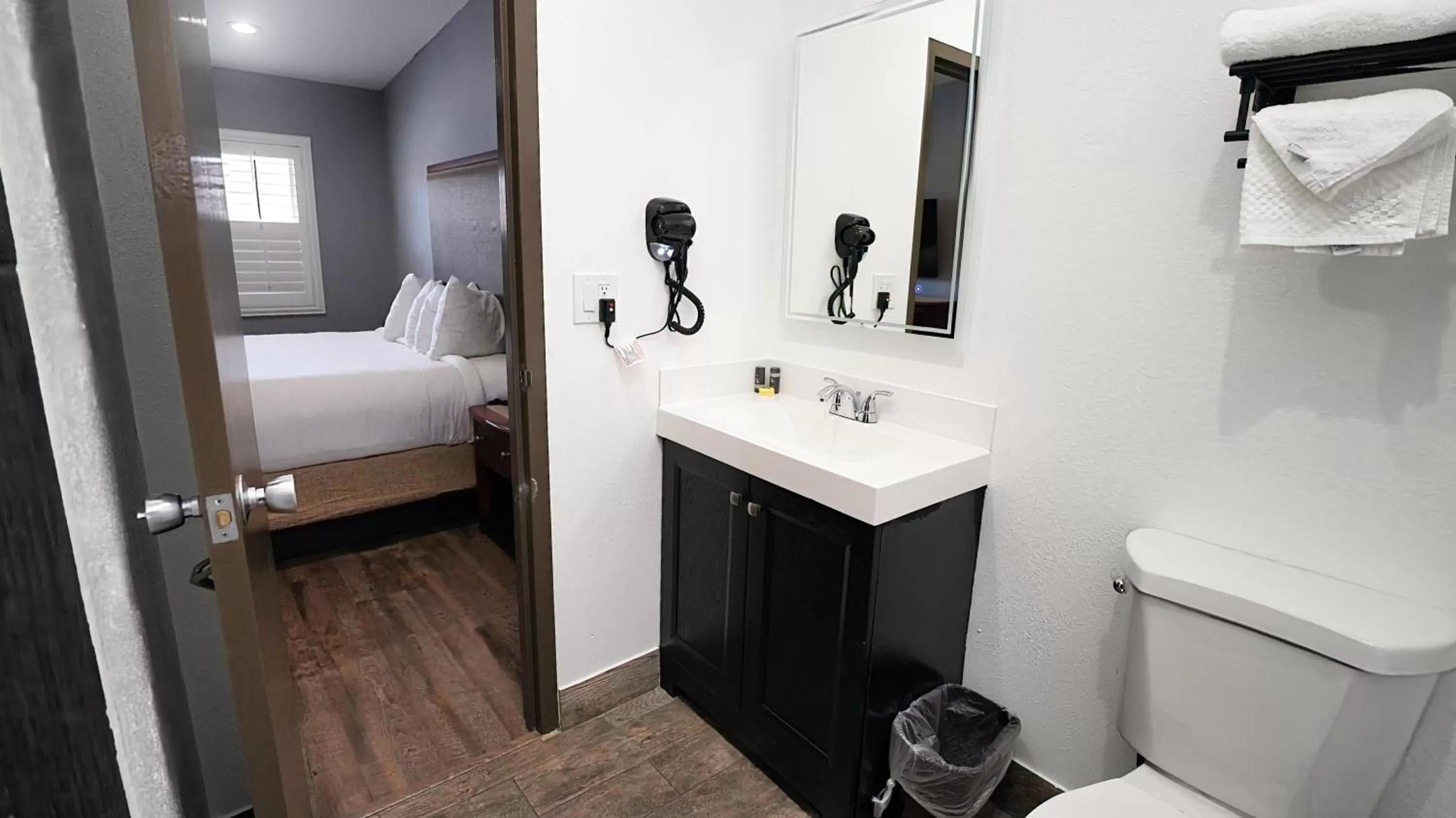 Triple Room with Balcony in SeaSide Inn & Suites