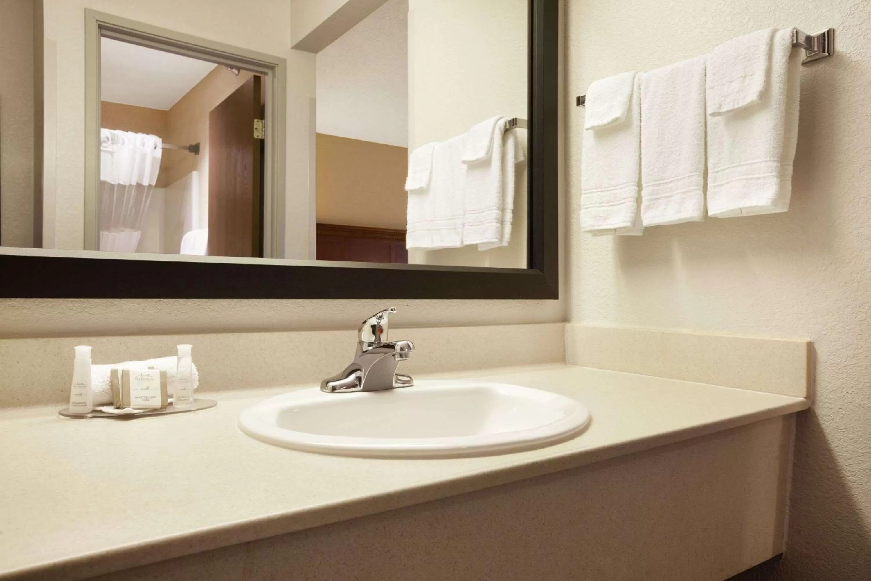 King Room - Mobility Access/Non-Smoking in Baymont by Wyndham Sioux Falls