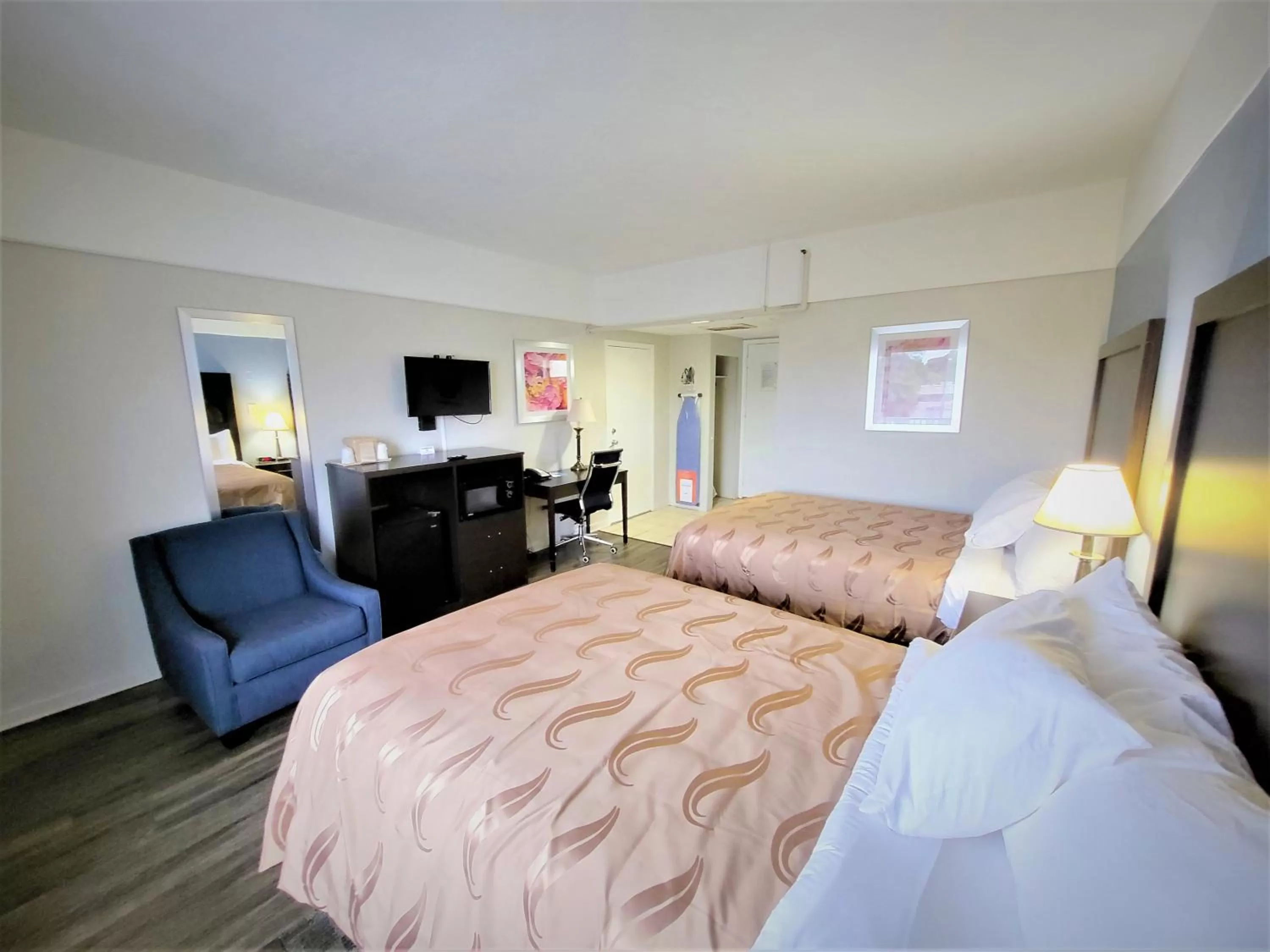 Standard Double Room with Two Double Beds - Smoking in Rodeway Inn Norfolk