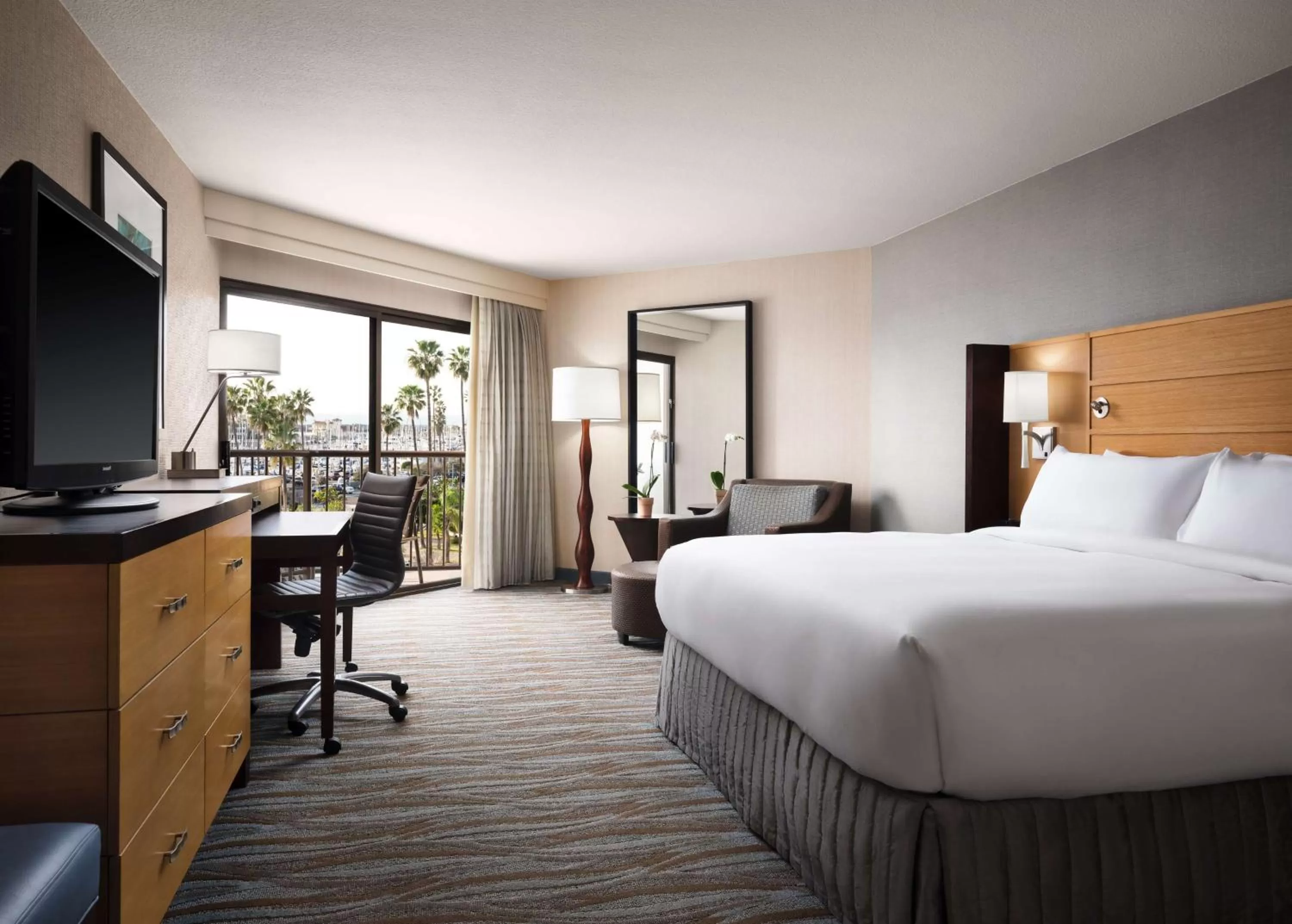 Deluxe King Room in Sonesta Redondo Beach and Marina