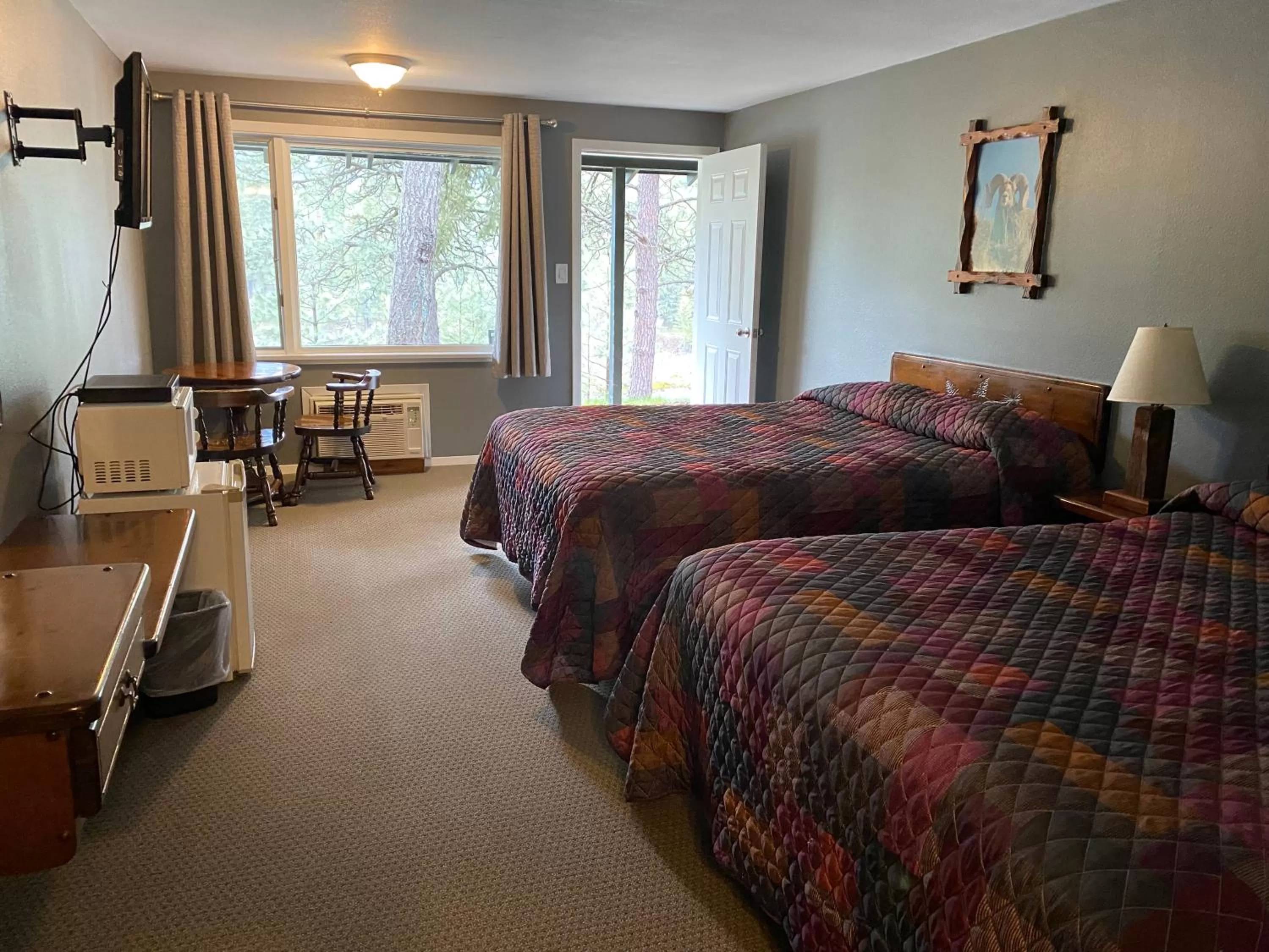 Deluxe Queen Room in Rimrock Lodge LLC