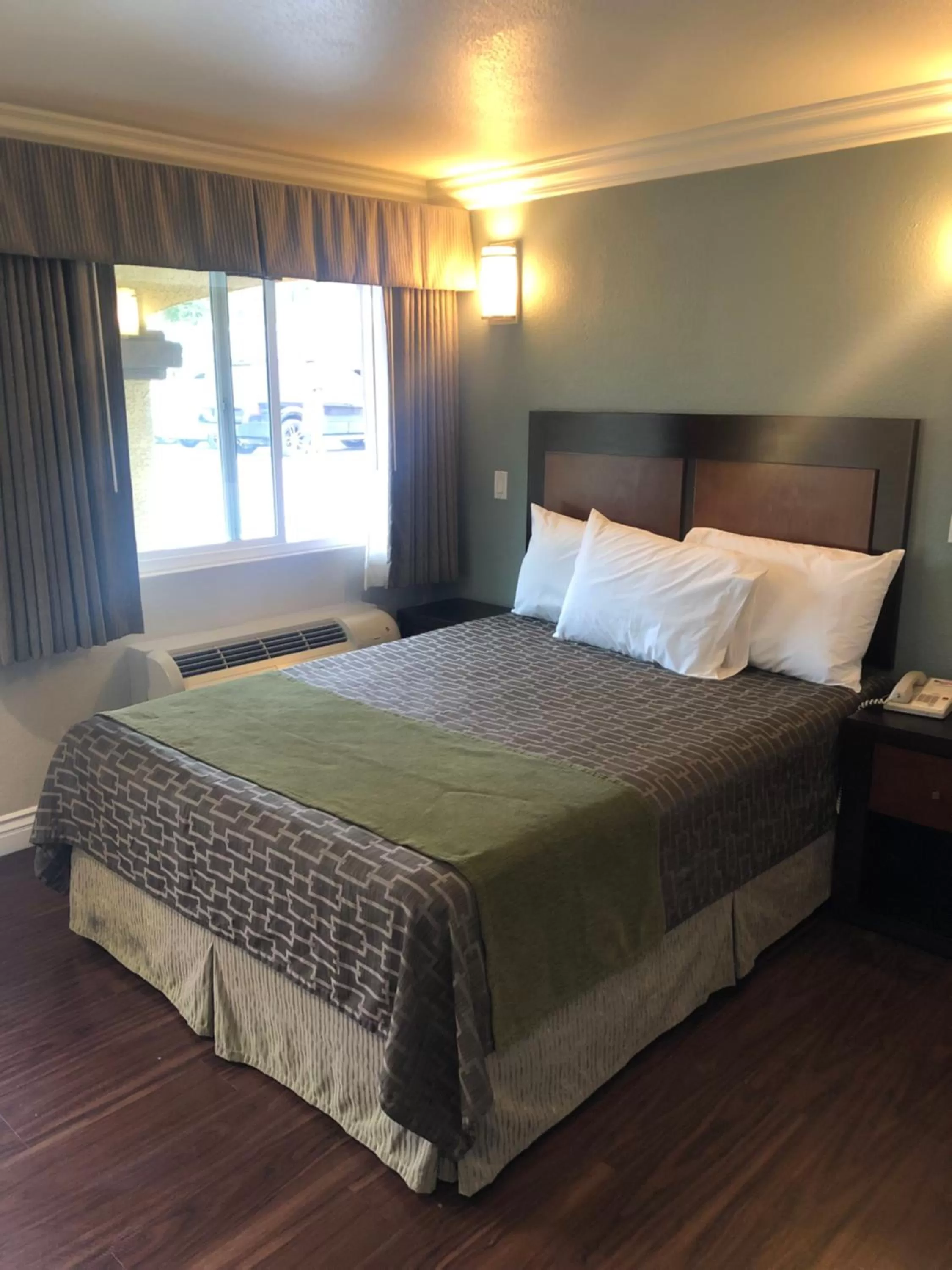 Deluxe Queen Room in American Inn Downey