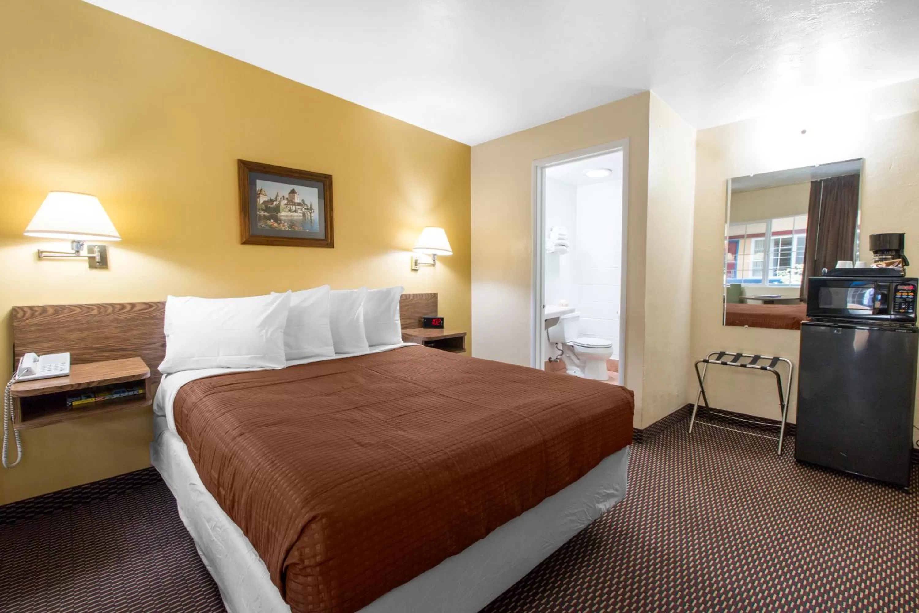 Queen Room - Non-Smoking in Eureka Town House Motel - Historic Old Town