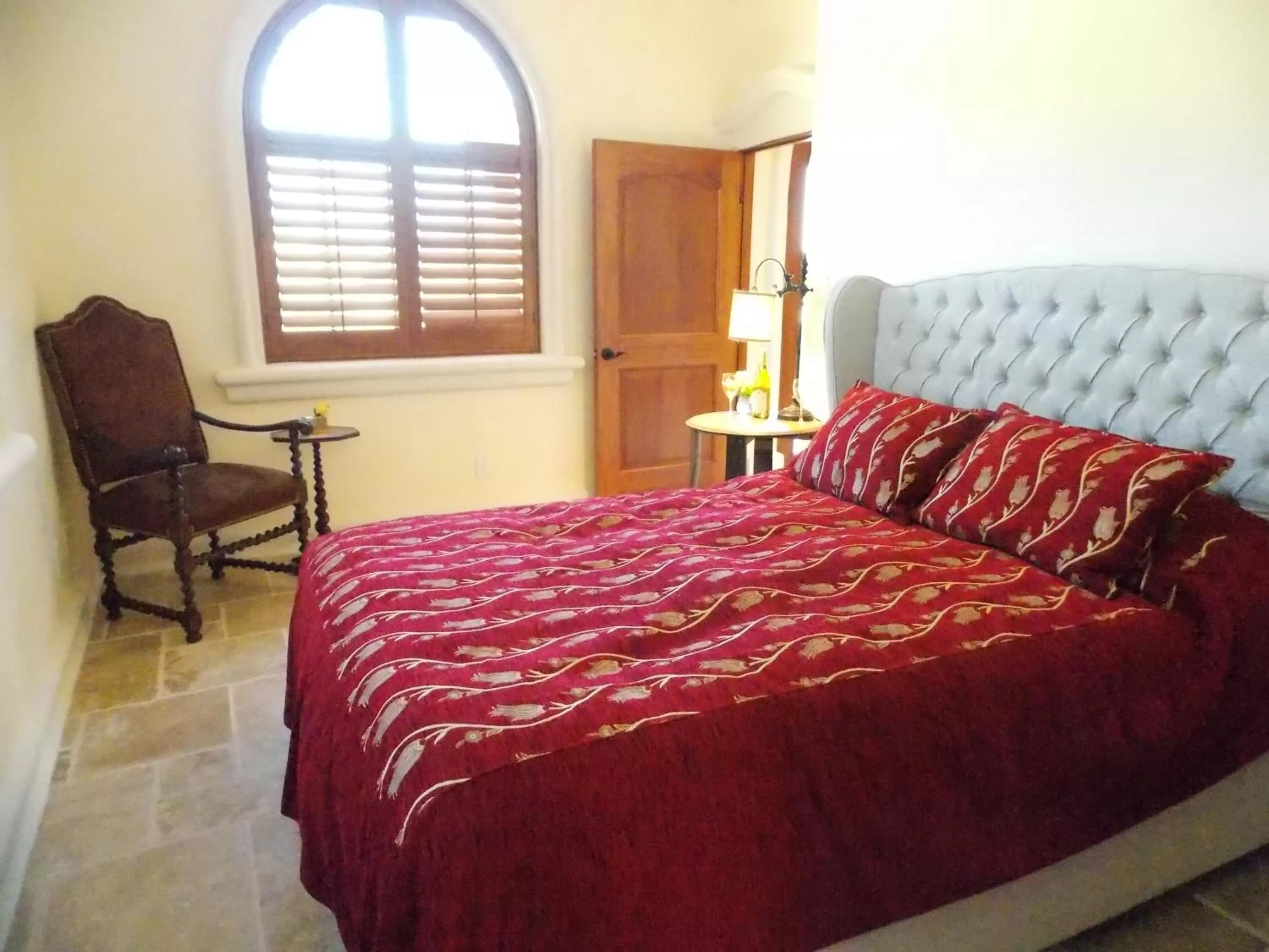 Deluxe Queen Suite in Thorn Hill Vineyards Villa Suites