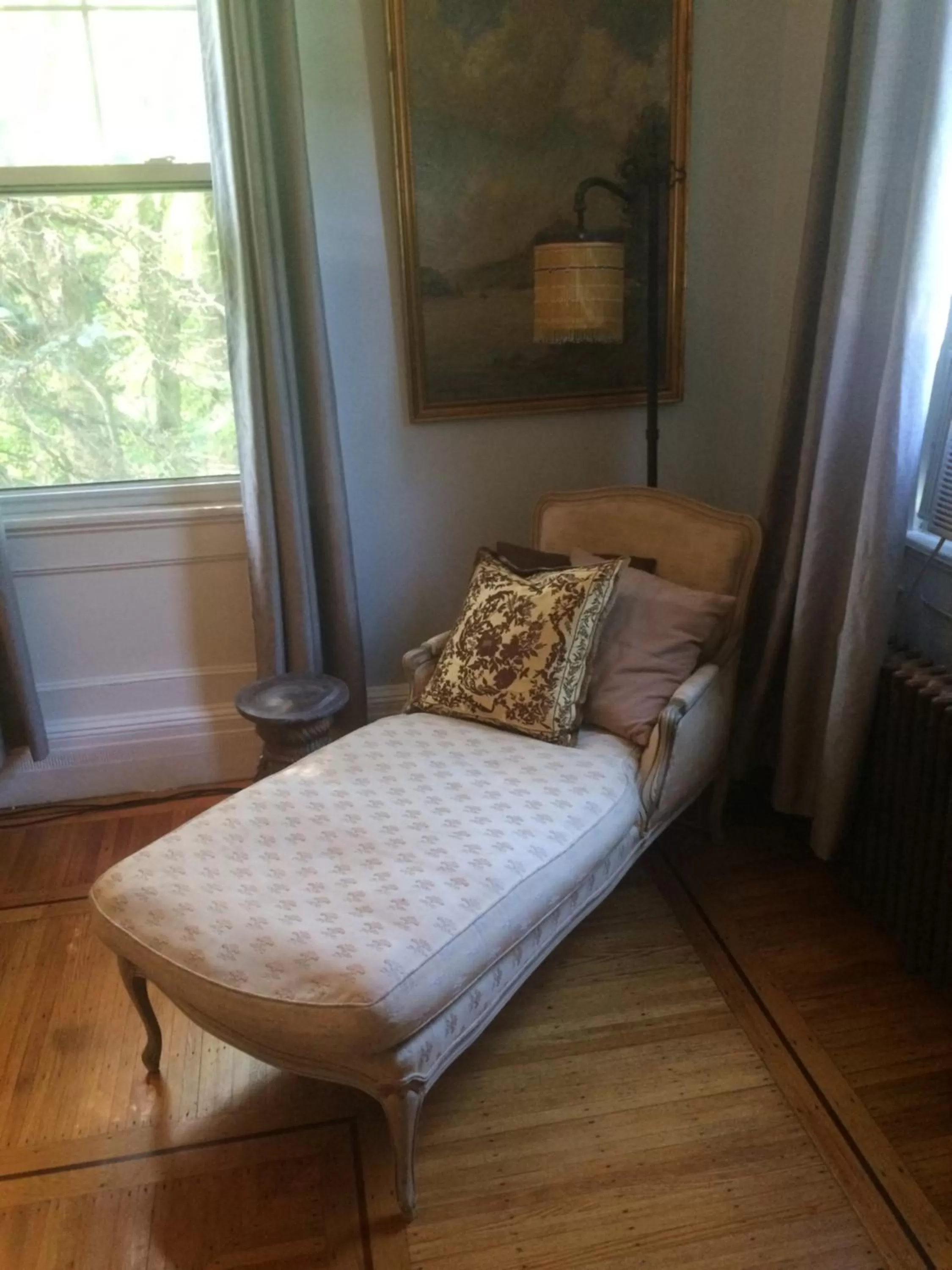 Deluxe Queen Room in Gardner Farm Inn