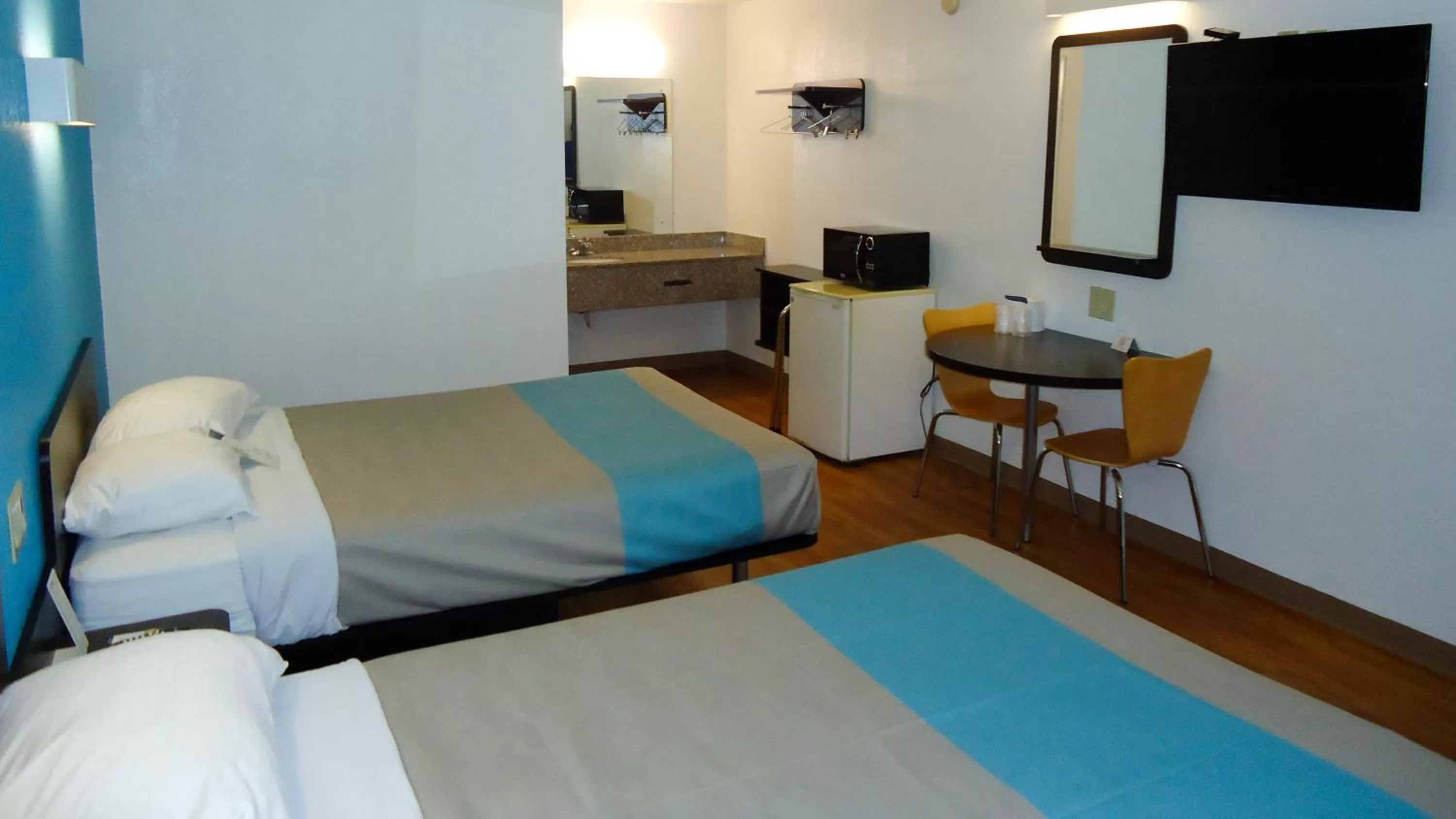 Quadruple Room - single occupancy - Non-Smoking in Motel 6-Kingston, TN