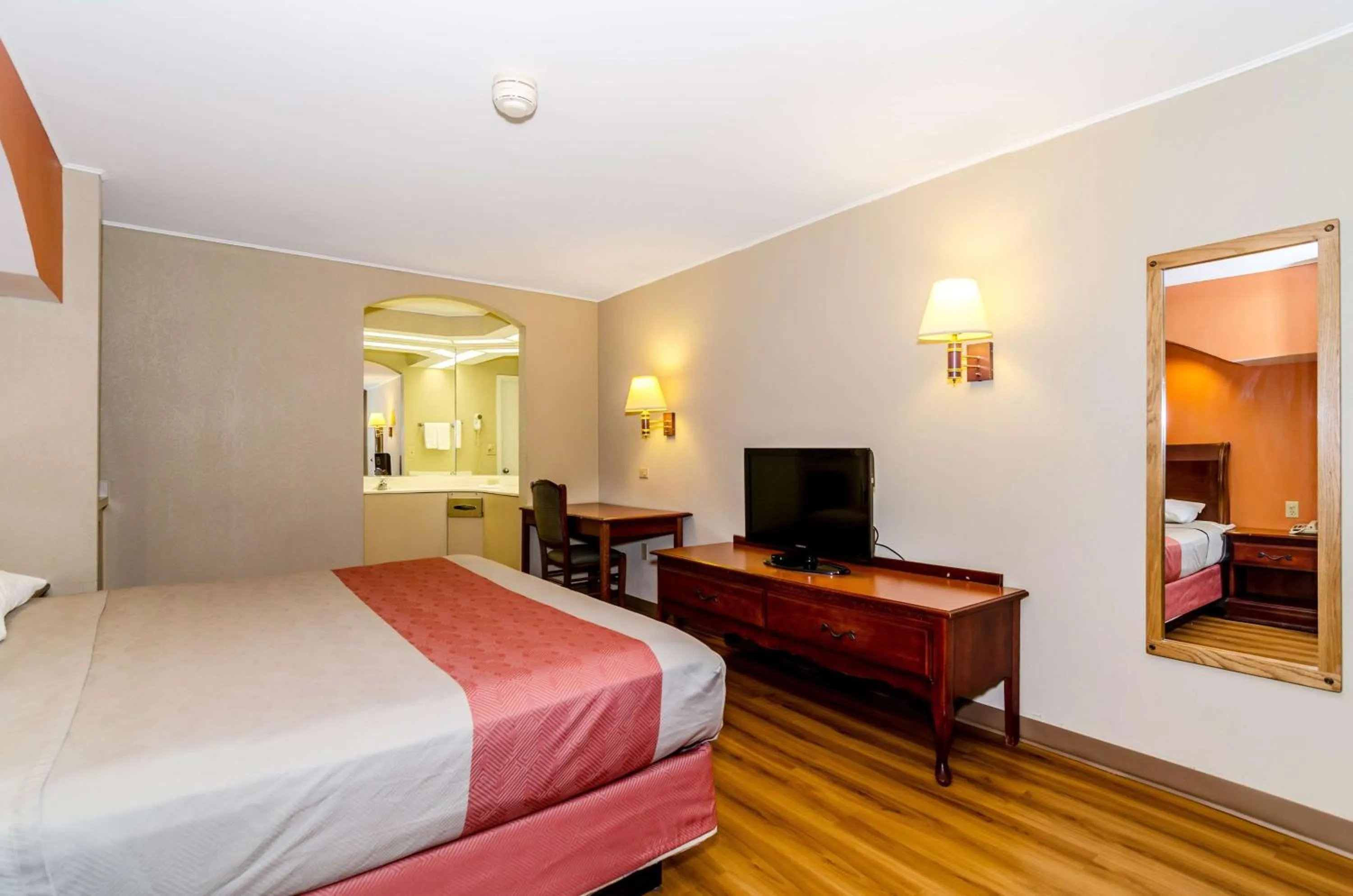 King Room - Non-Smoking in Motel 6-Newark, DE