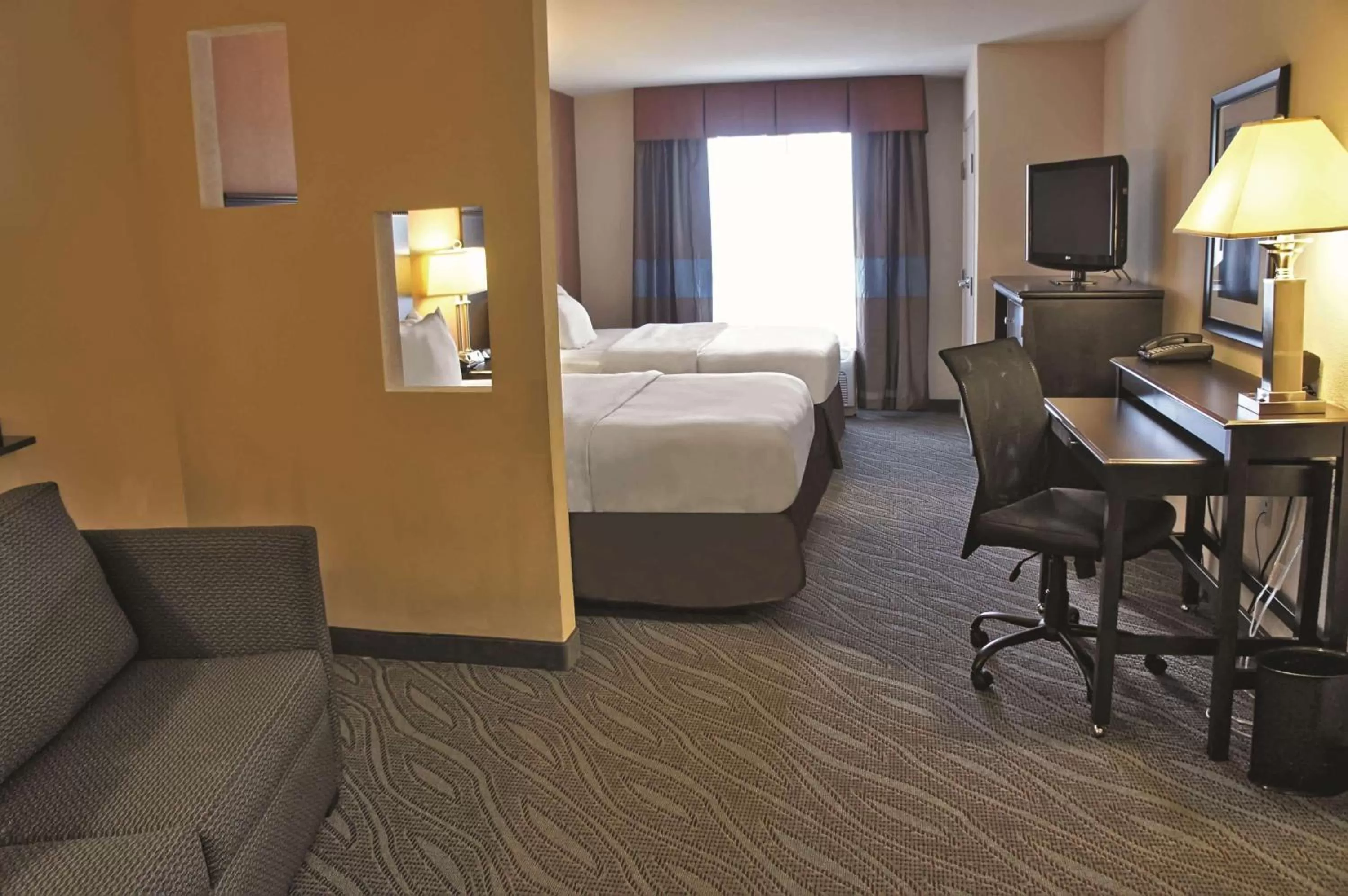 Photo of the whole room, Bed in La Quinta by Wyndham Edmond