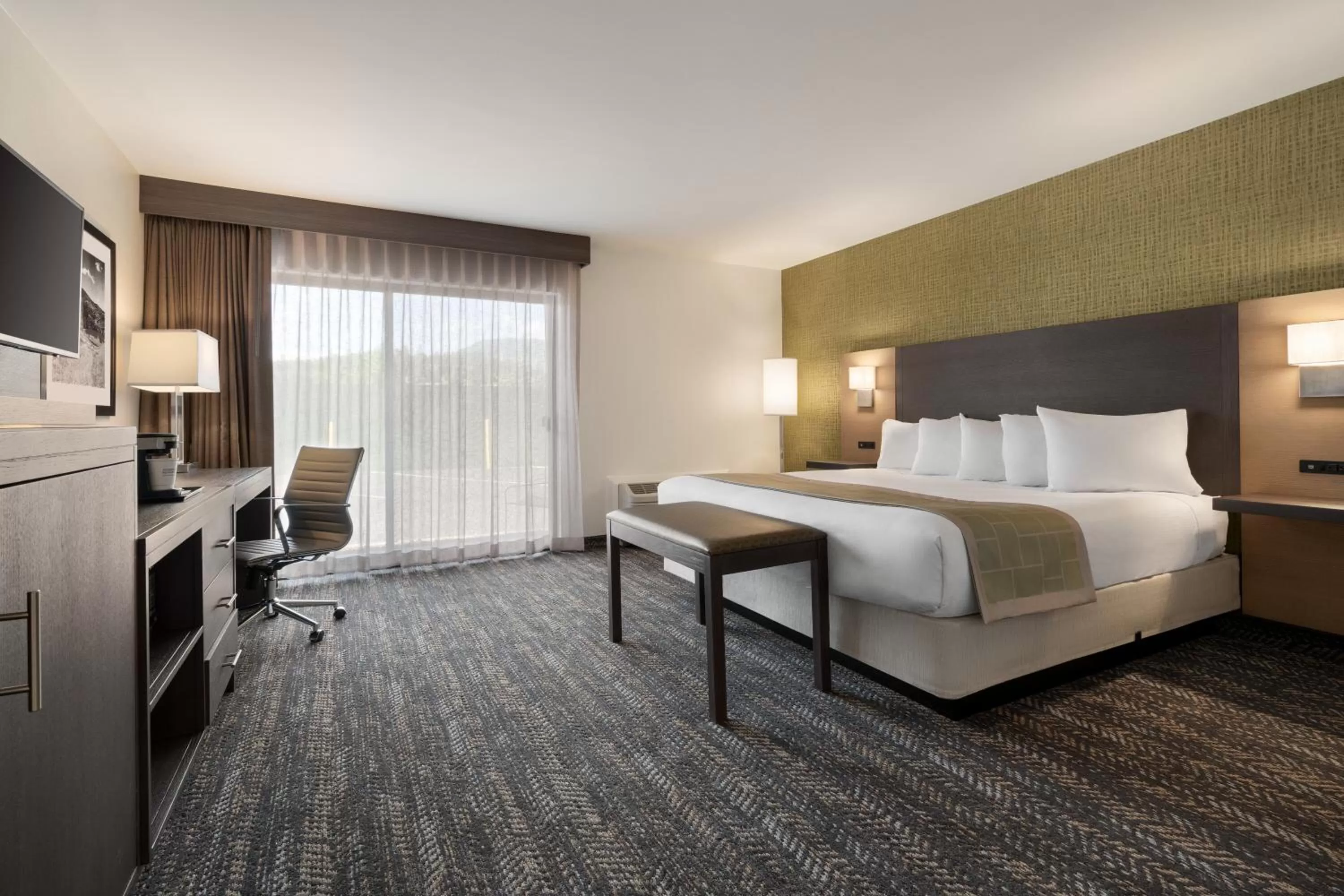 King Room with Roll-In Shower - Mobility Access/Non-Smoking in Days Hotel by Wyndham Flagstaff