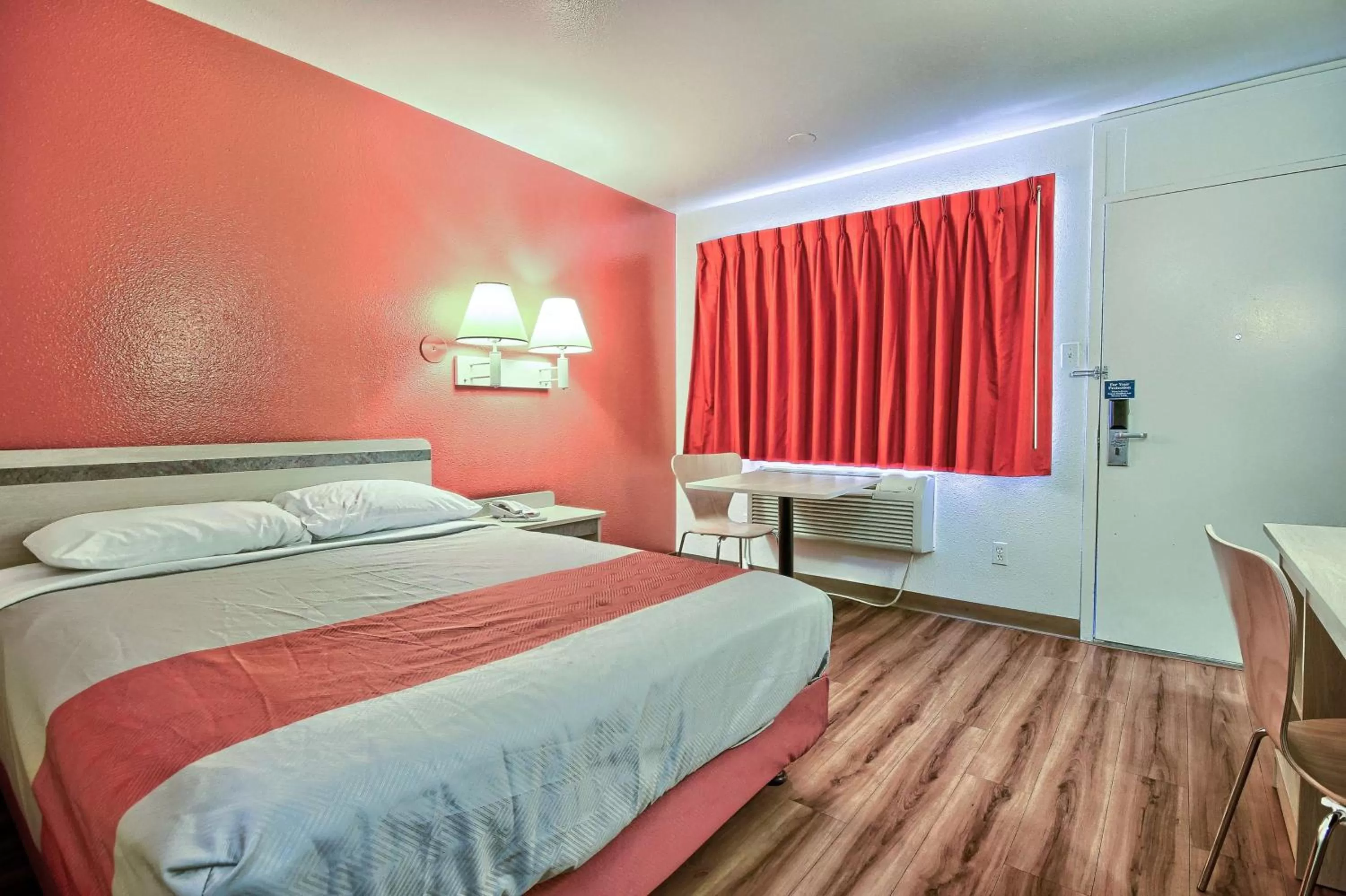 Standard Queen Room in Motel 6-Tulare, CA