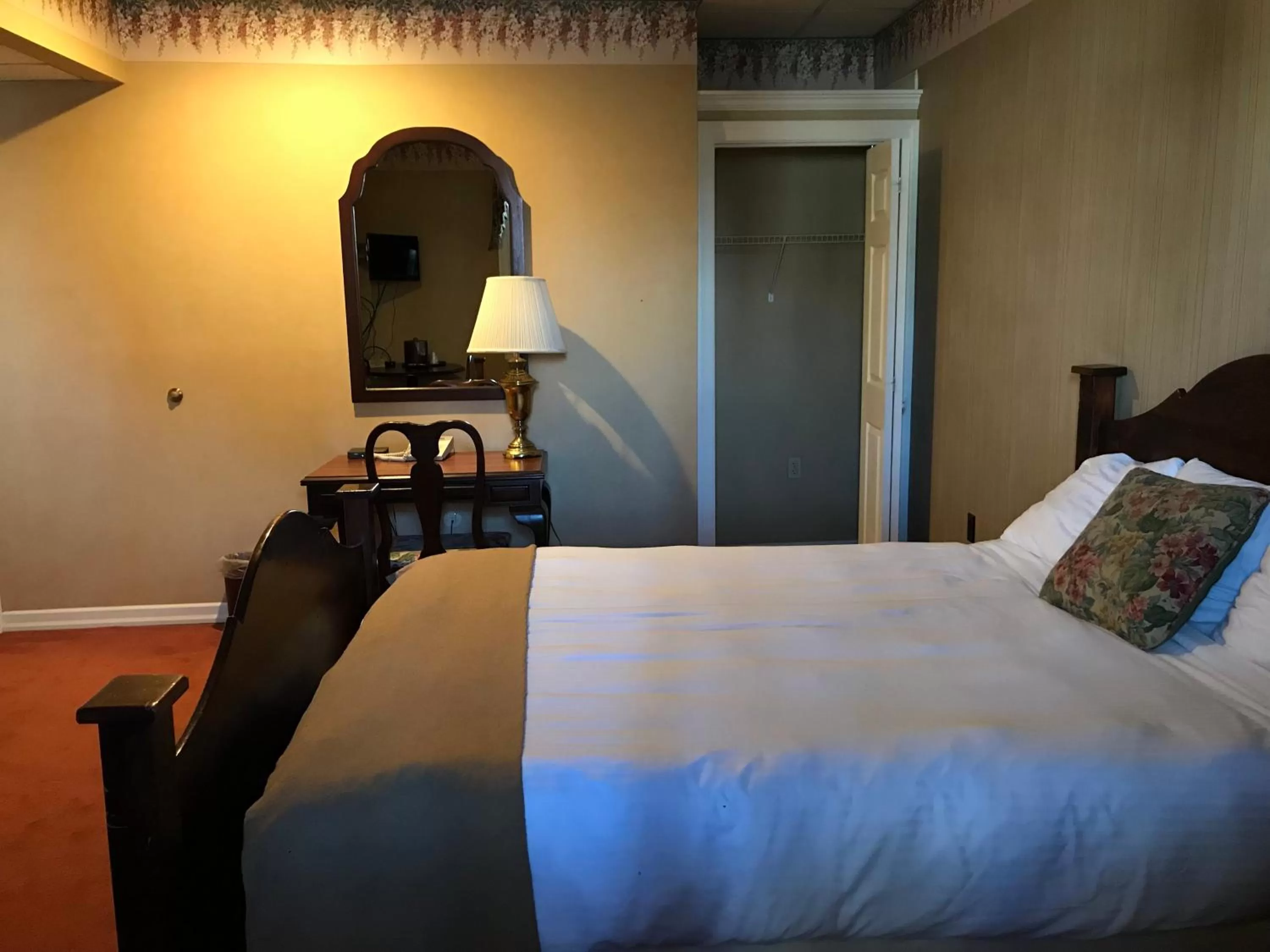 Deluxe Queen Room in Waynebrook Inn