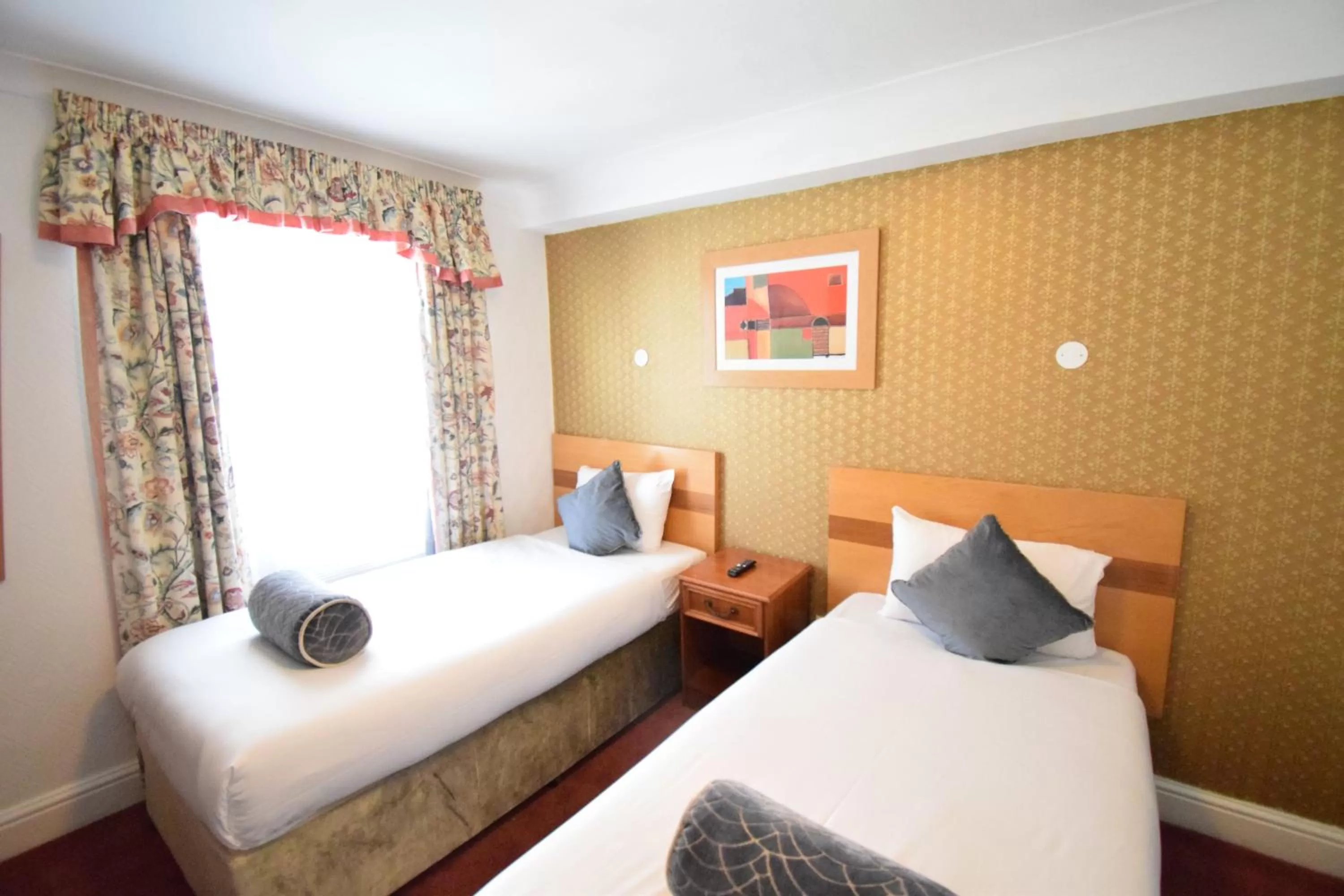 Twin Room in Pembridge Palace Hotel