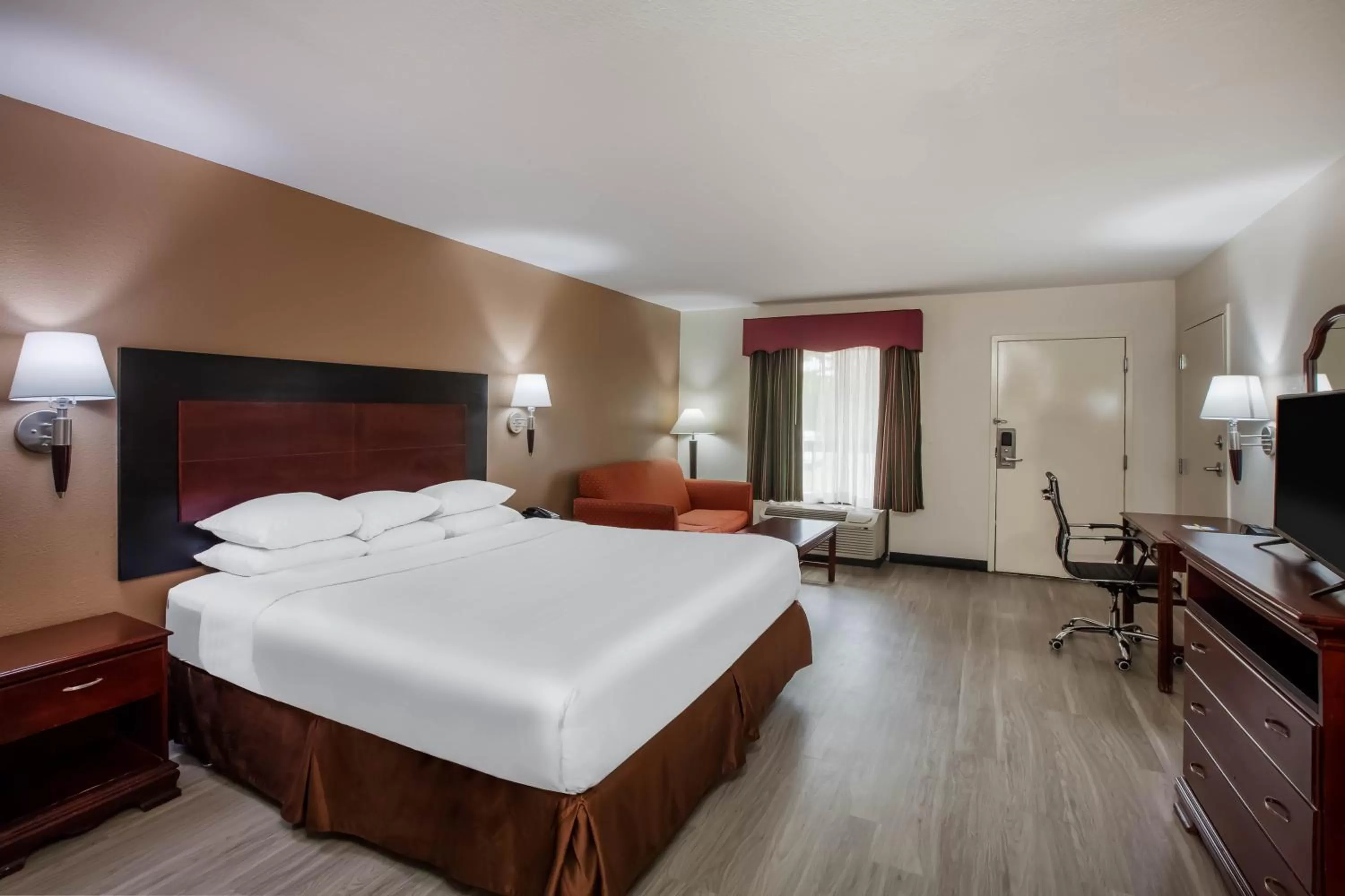 King Room - Non-Smoking in Days Inn & Suites by Wyndham Tyler