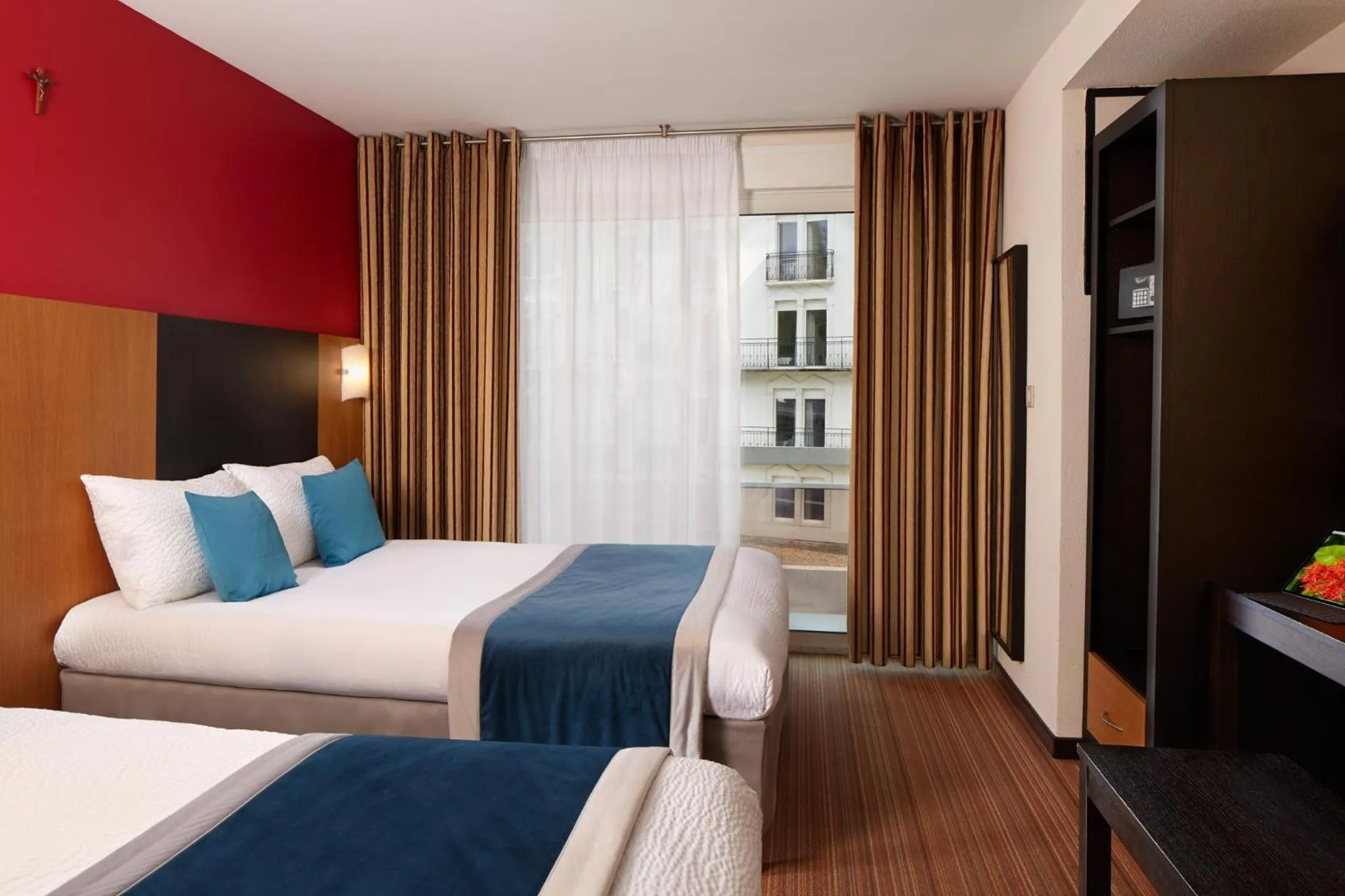 Twin Room - Disability Access in Hôtel Roissy
