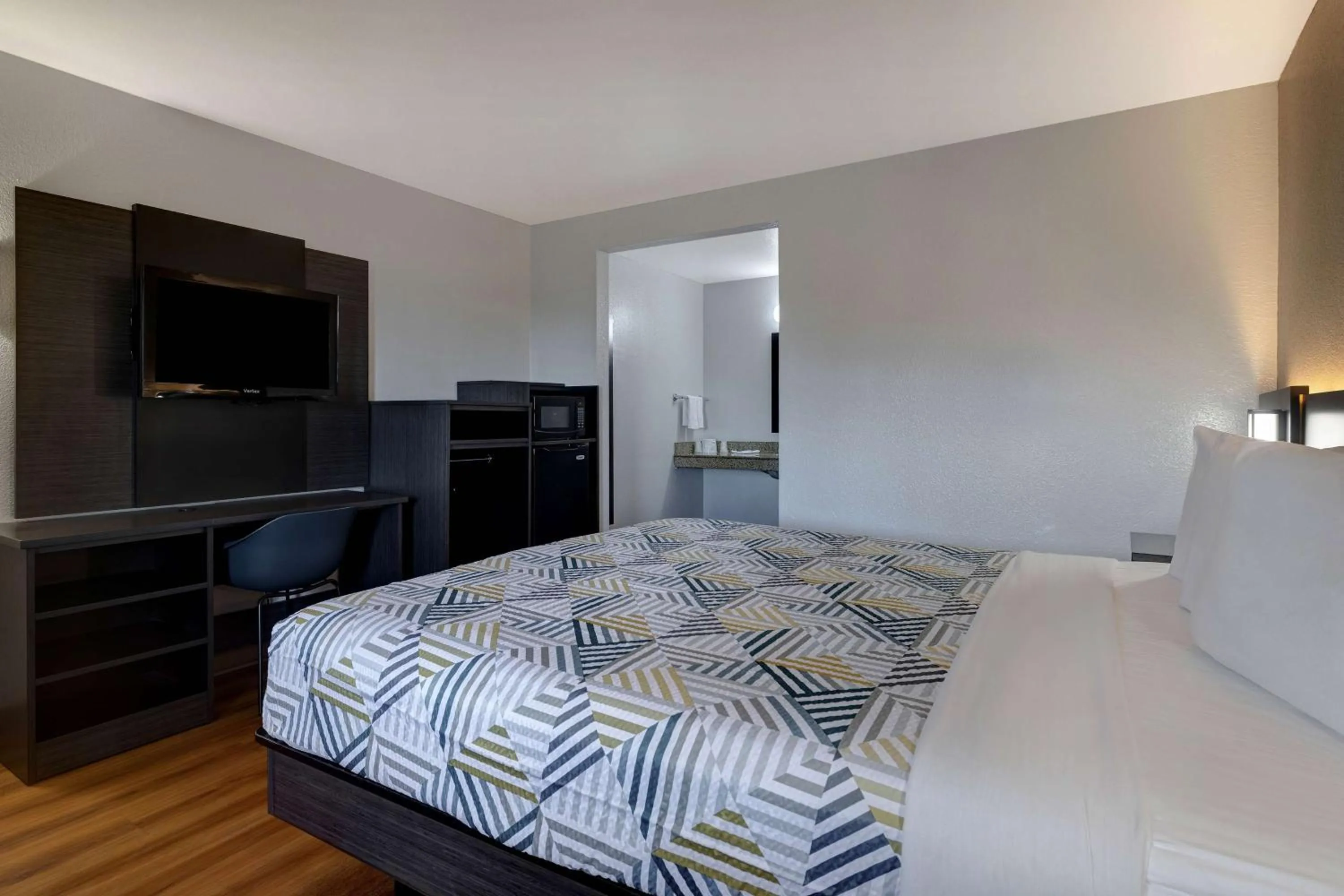 Queen Room - single occupancy - Disability Access - Roll in Shower in Motel 6-Buttonwillow, CA Central