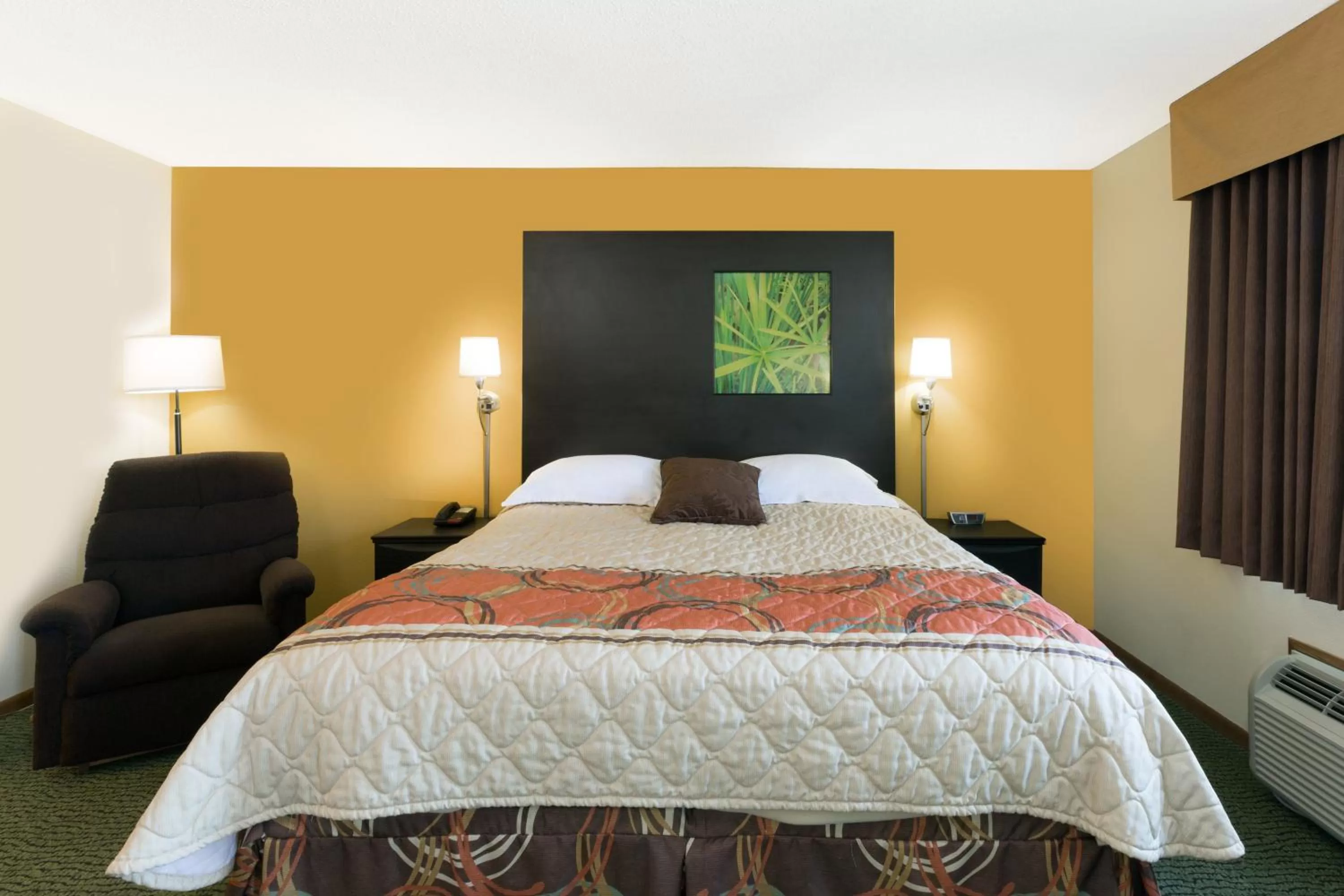 Queen Room - Mobility Access/Non-Smoking in Super 8 by Wyndham Perry IA