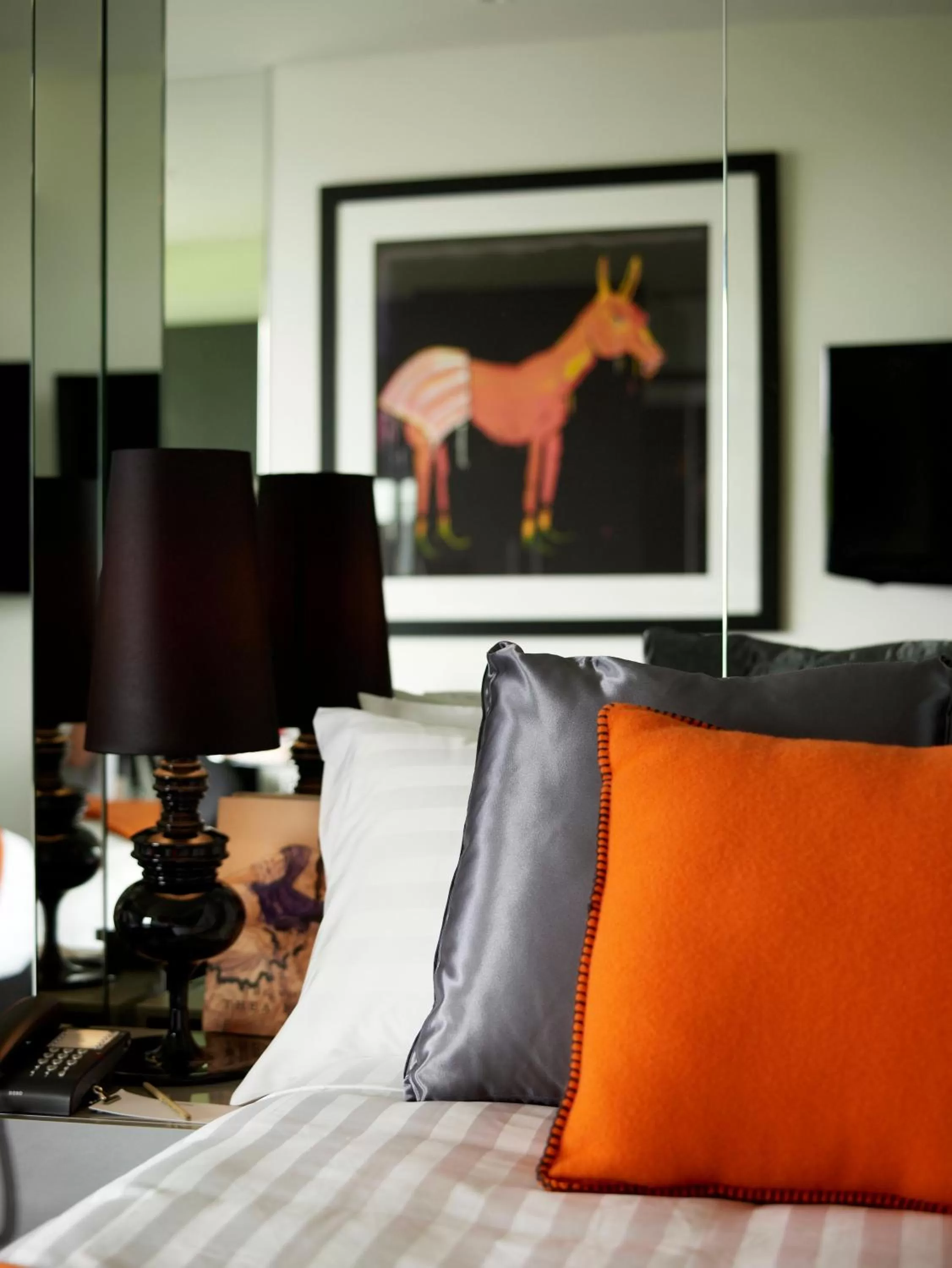 Deluxe Queen Suite in The Cullen Melbourne - Art Series