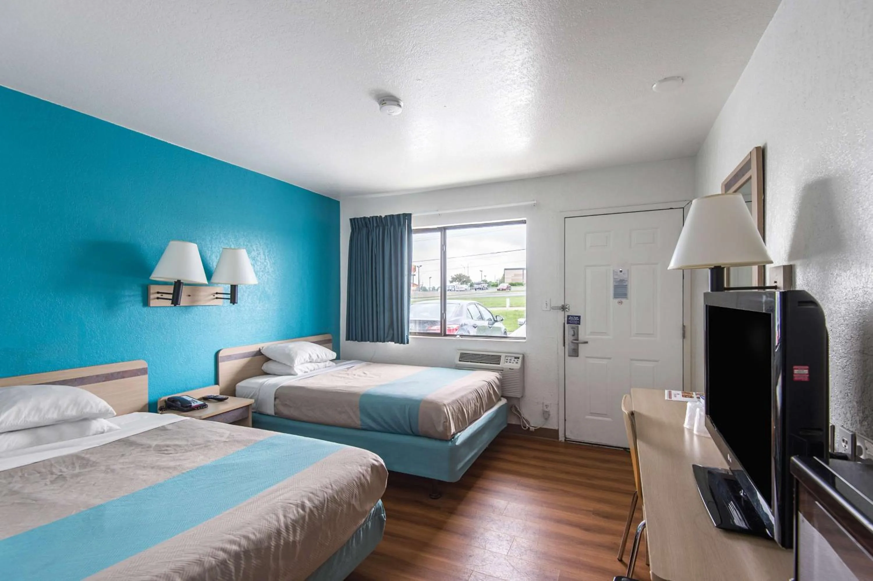 Quadruple Room - Disability Access - Roll in Shower in Motel 6 Kansas City, MO - Airport