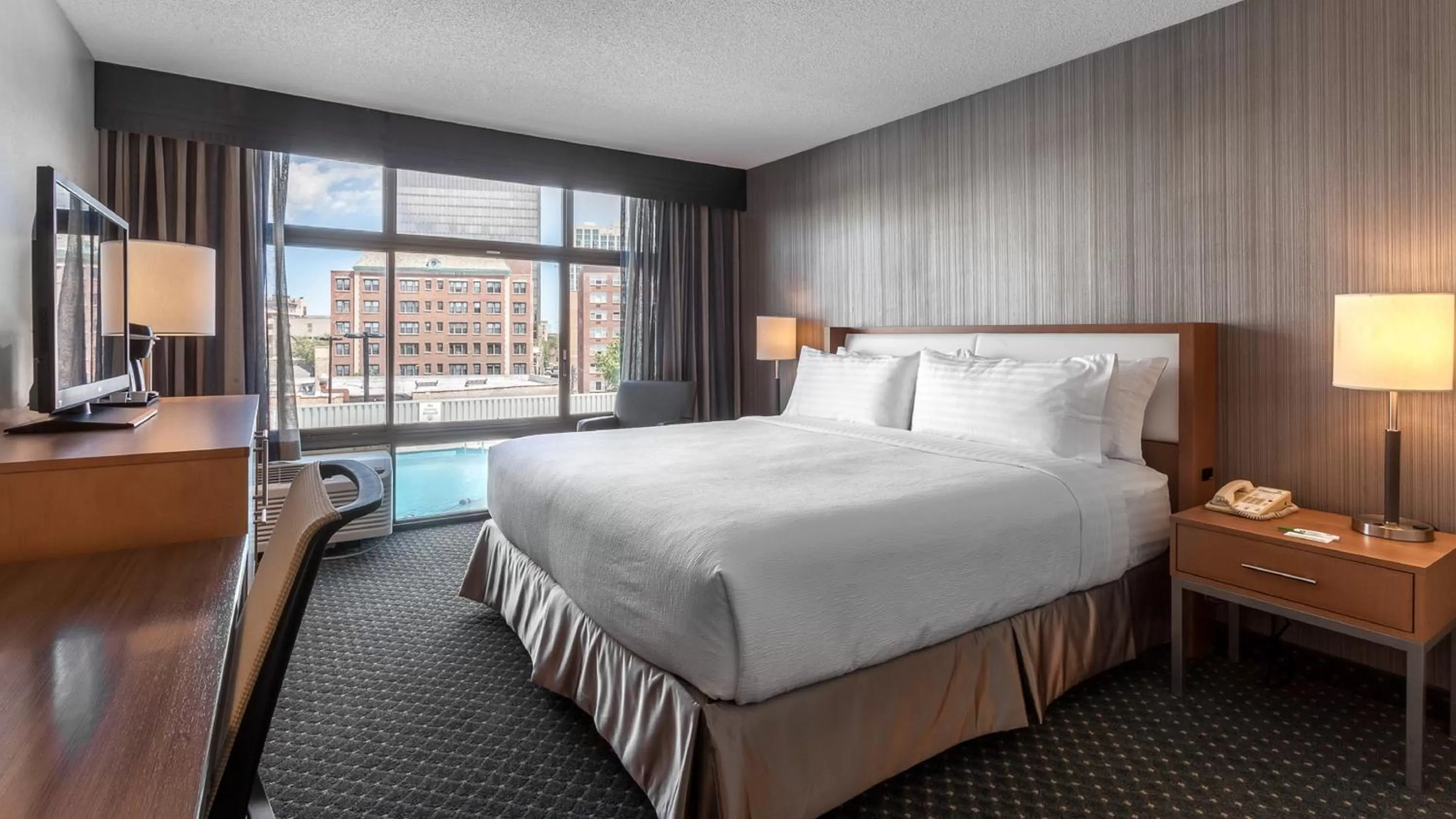 Standard King Room with City View in Holiday Inn Chicago North-Evanston by IHG