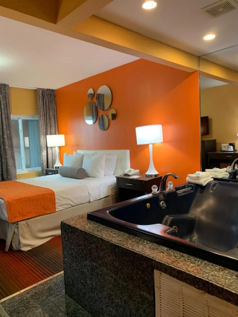 Queen Studio Suite - Non-Smoking in Howard Johnson by Wyndham North Bergen