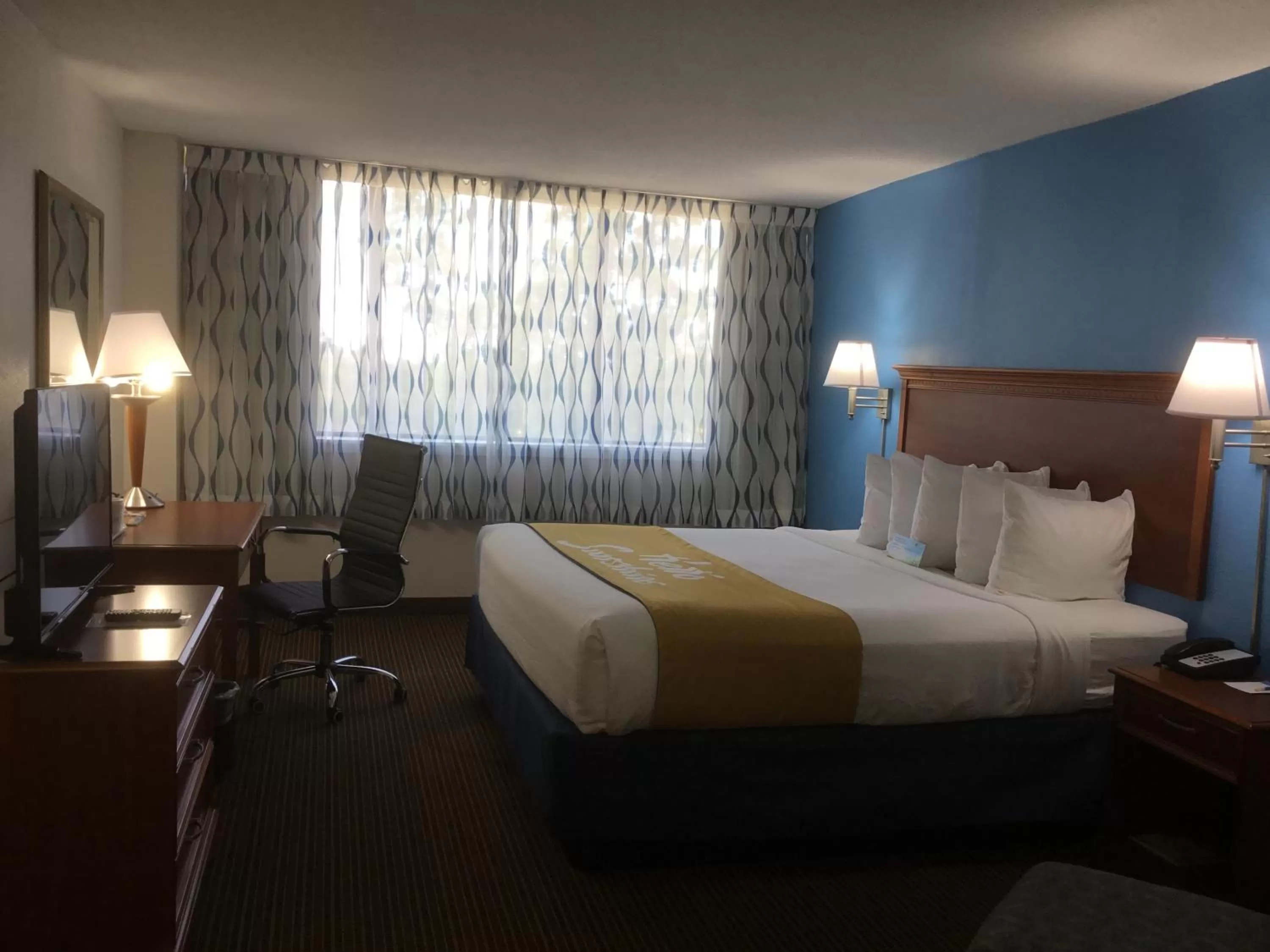 Deluxe King Room - Mobility Access/Non-Smoking in Days Inn & Suites by Wyndham Tallahassee Conf Center I-10