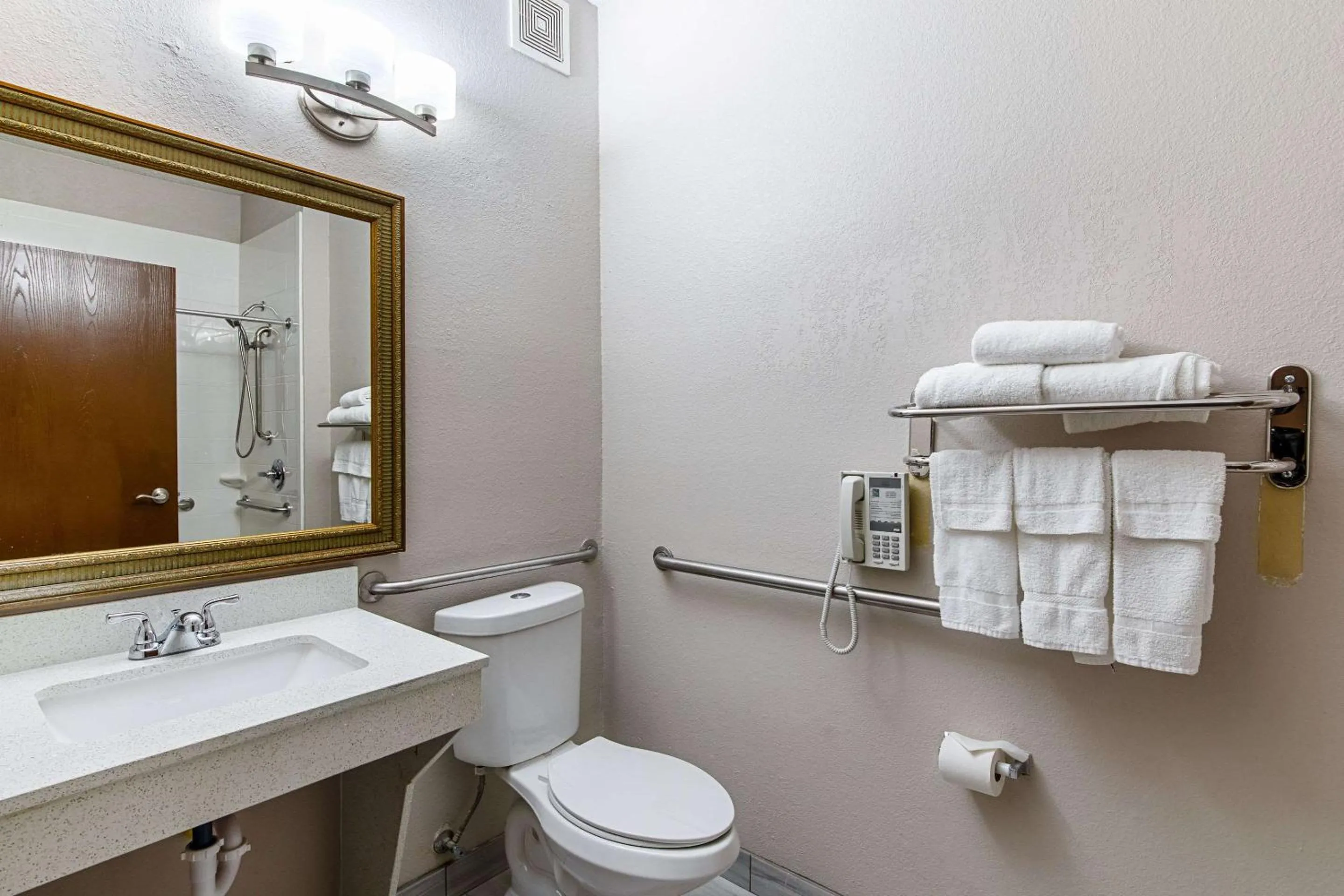 King Suite - Accessible/Non-Smoking in Quality Suites Austin South Street Elmo District
