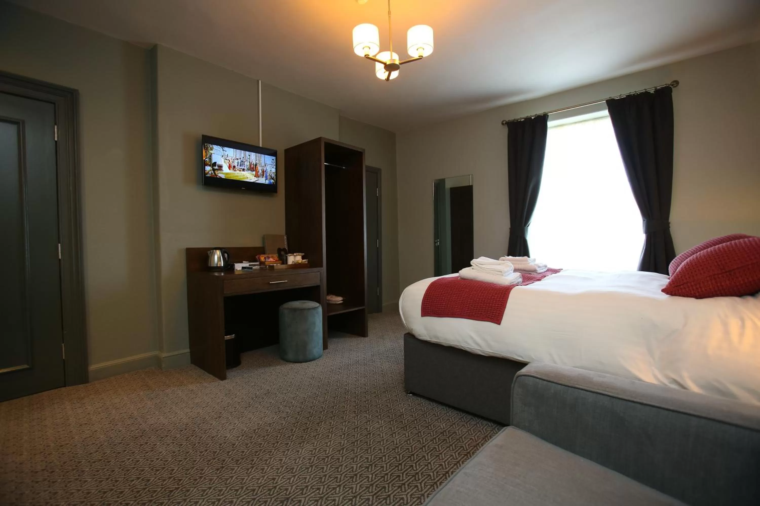 Twin Room with Private Bathroom in The Queens Head Hotel