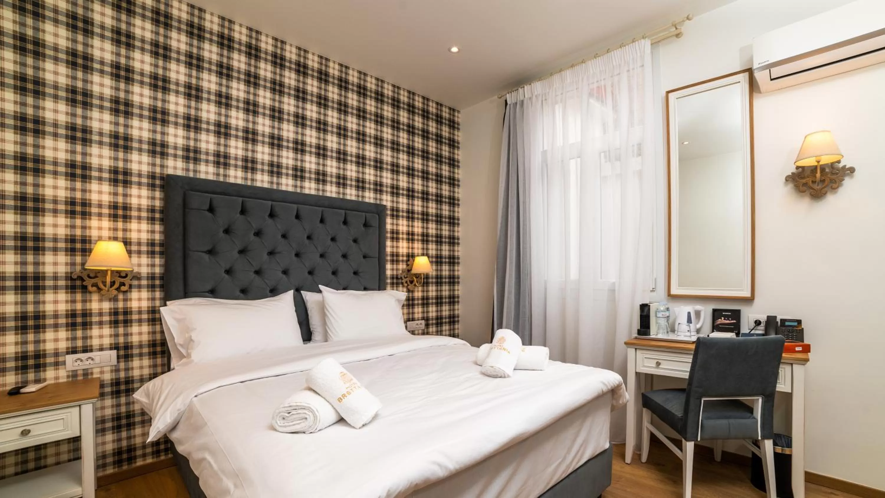 Classic Double Room with Window - single occupancy in Brettania Hotel
