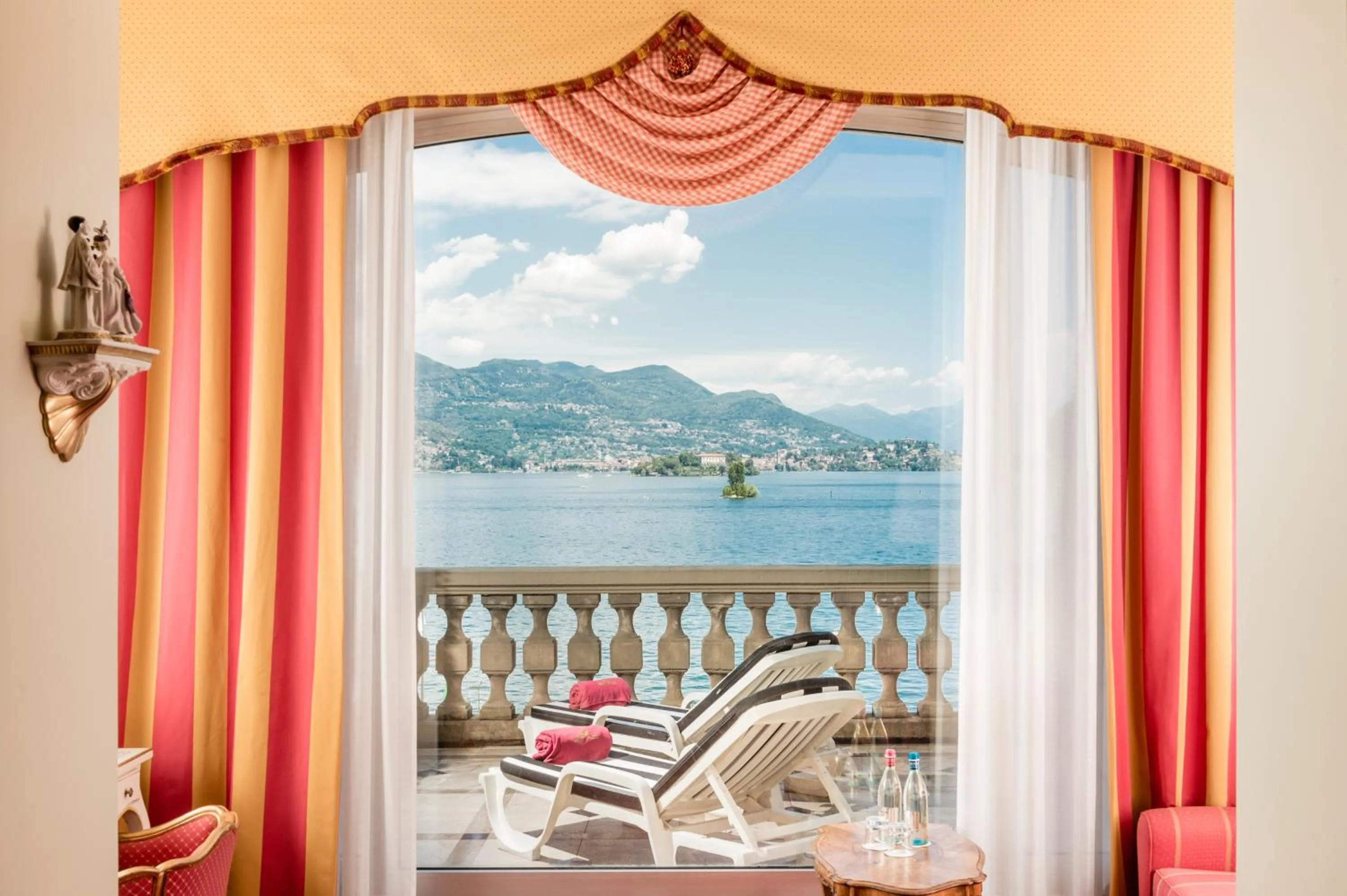 Junior Suite with Lake View in Villa e Palazzo Aminta - A Leading Hotel of The World