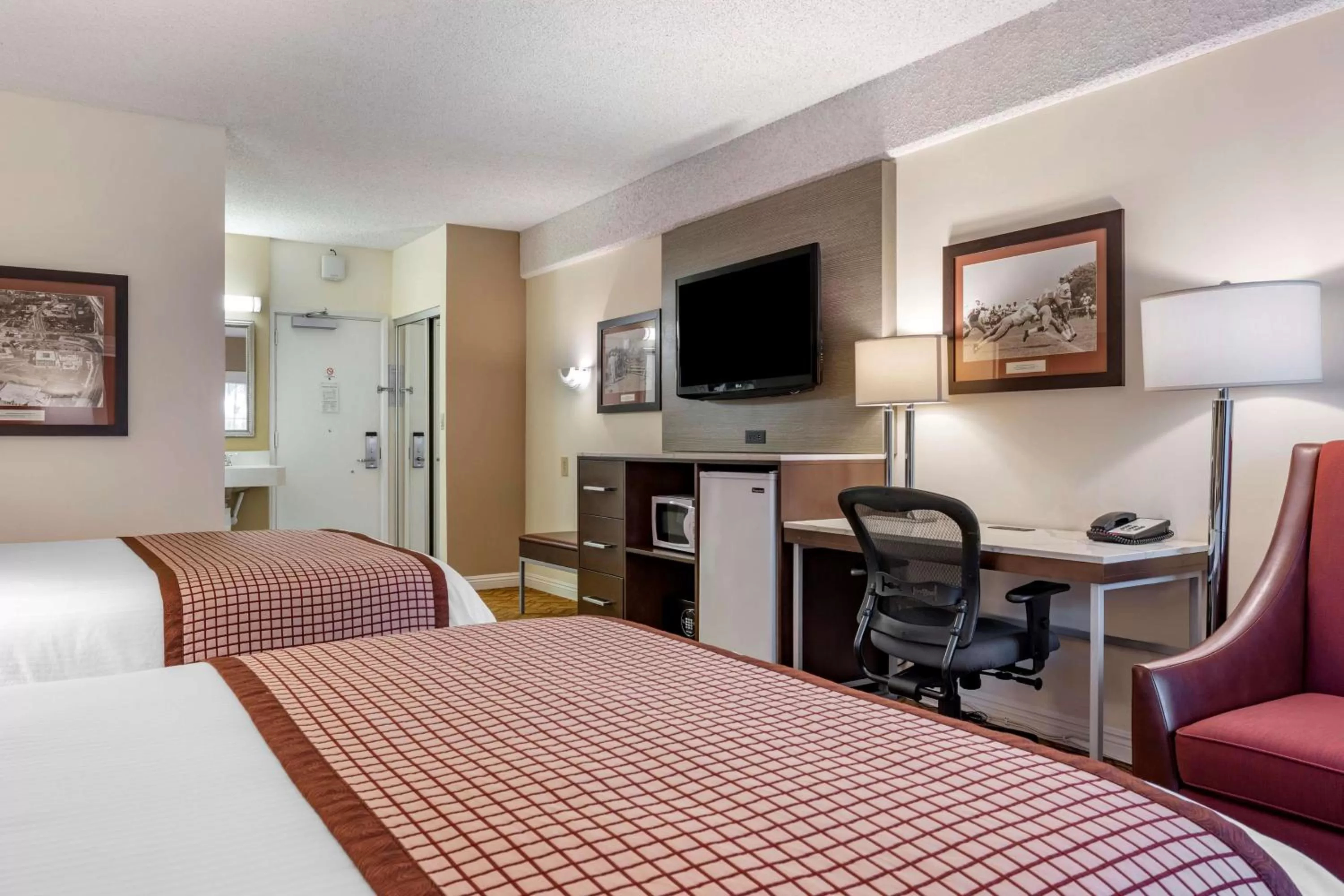 Large Queen Room with Two Queen Beds and Balcony - Non-Smoking in Best Western Plus Thousand Oaks Inn