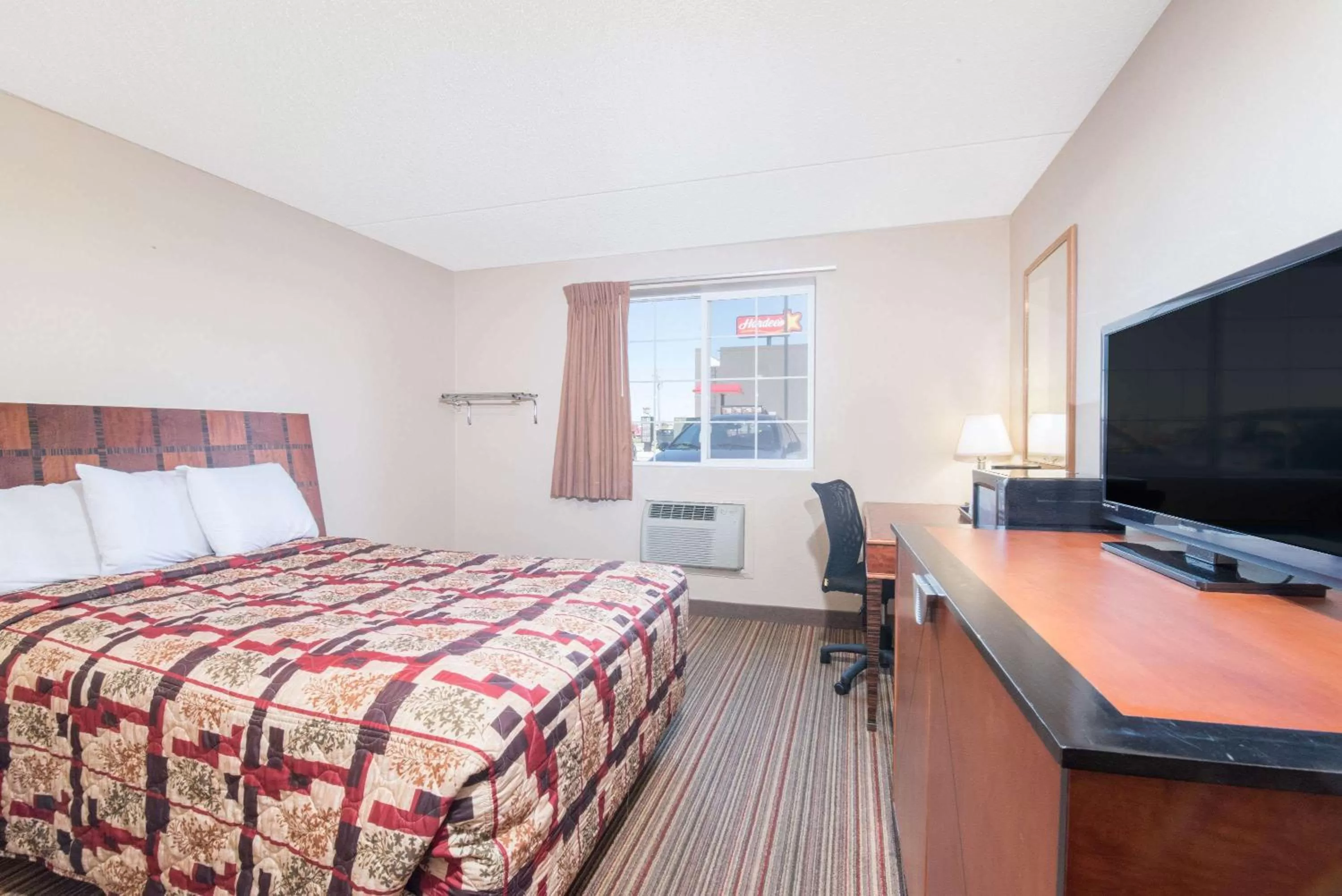 Queen Room in Knights Inn and Suites - Grand Forks