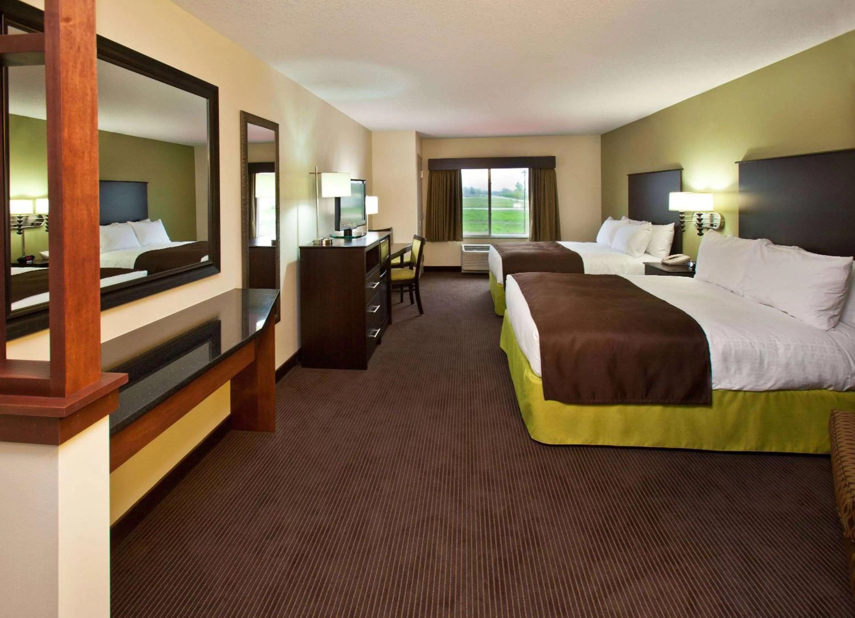Deluxe Queen Room - Mobility Access/Non-Smoking in AmericInn by Wyndham Fairfield
