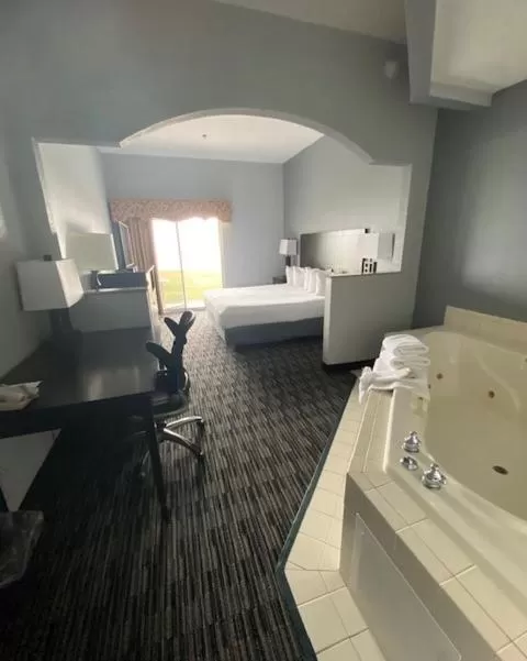 King Suite with Jacuzzi - Lakeside - Non-Smoking in Lakeside Resort & Conference Center