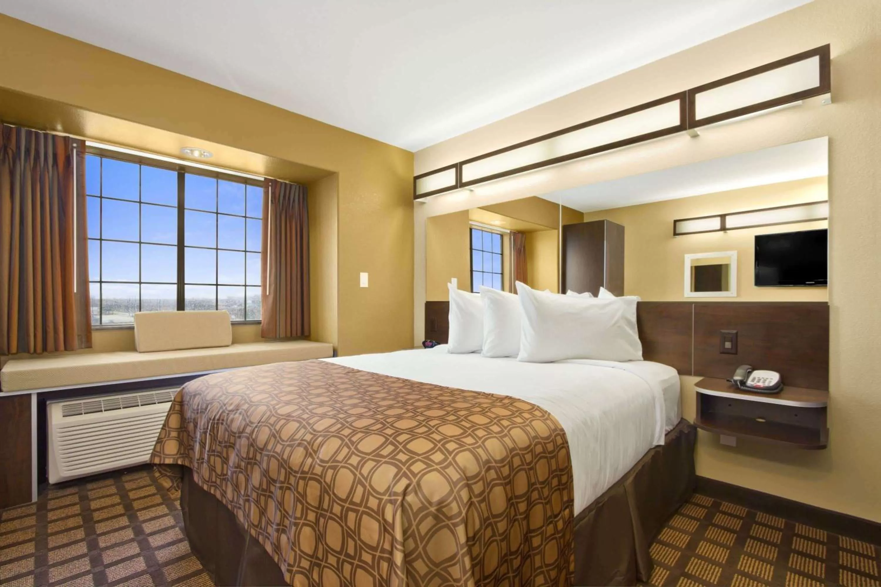 Queen Room with Roll-In Shower - Mobility/Hearing Accessible - Non-Smoking in Microtel Inn & Suites by Wyndham Round Rock