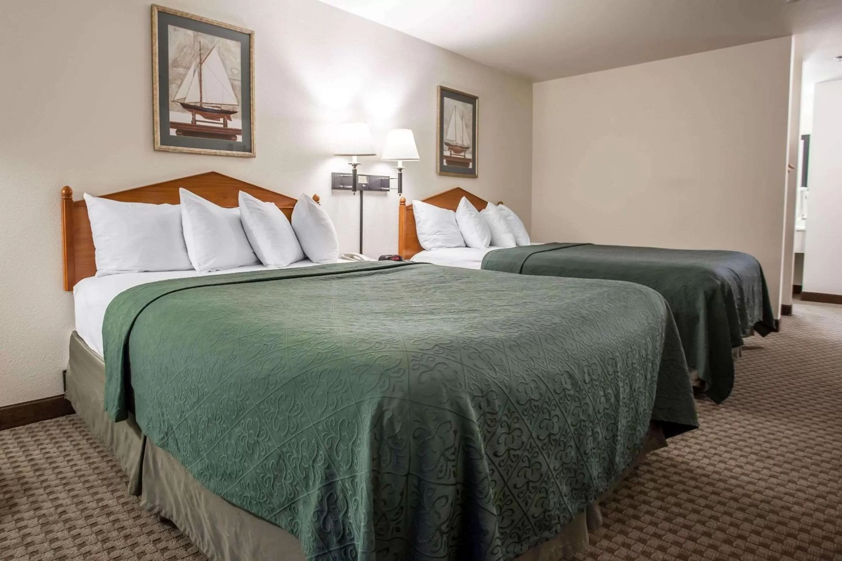 Queen Room with Two Queen Beds - Non-Smoking in Quality Inn & Suites Federal Way - Seattle
