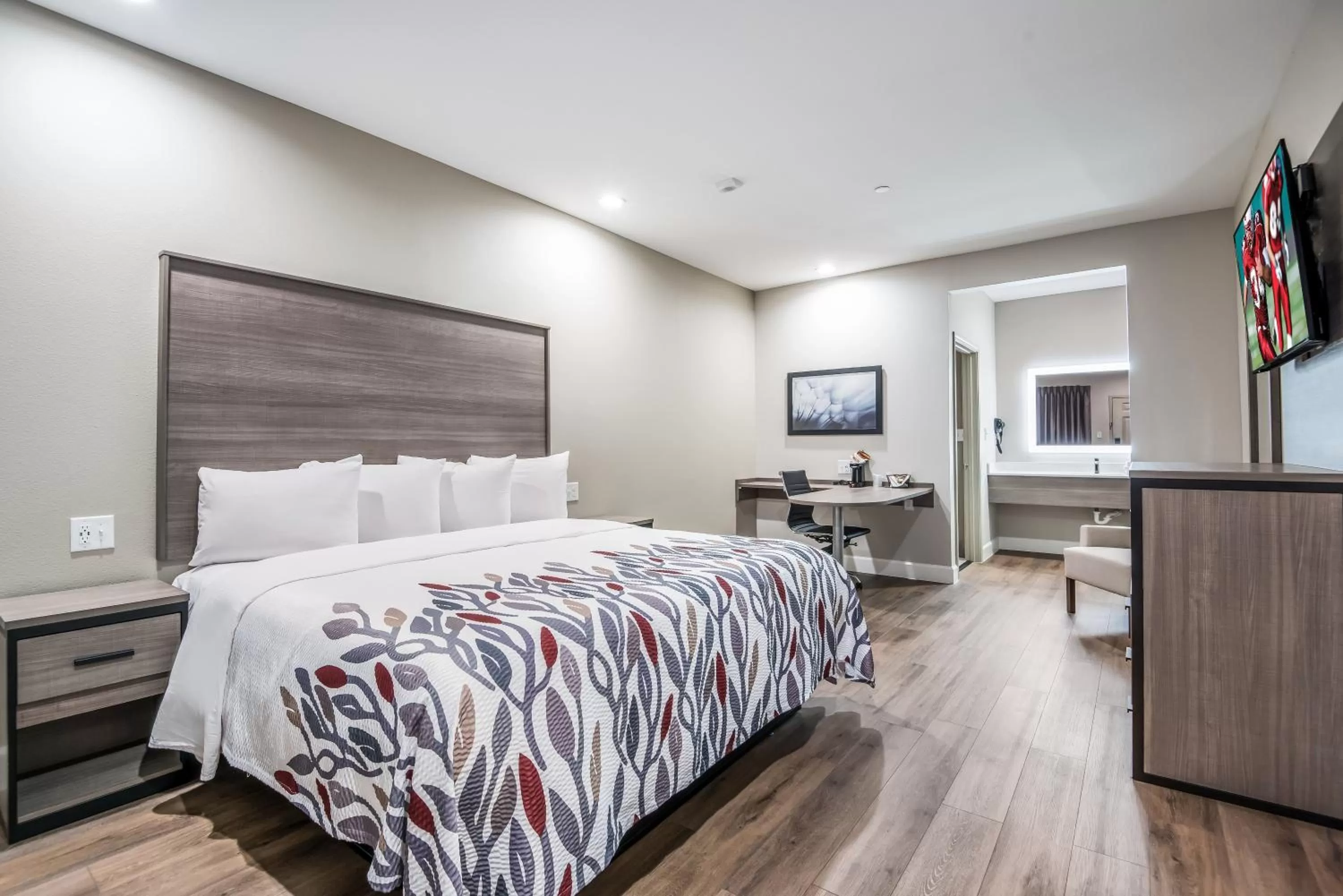 Superior King Room - Non-Smoking in Red Roof Inn Baytown