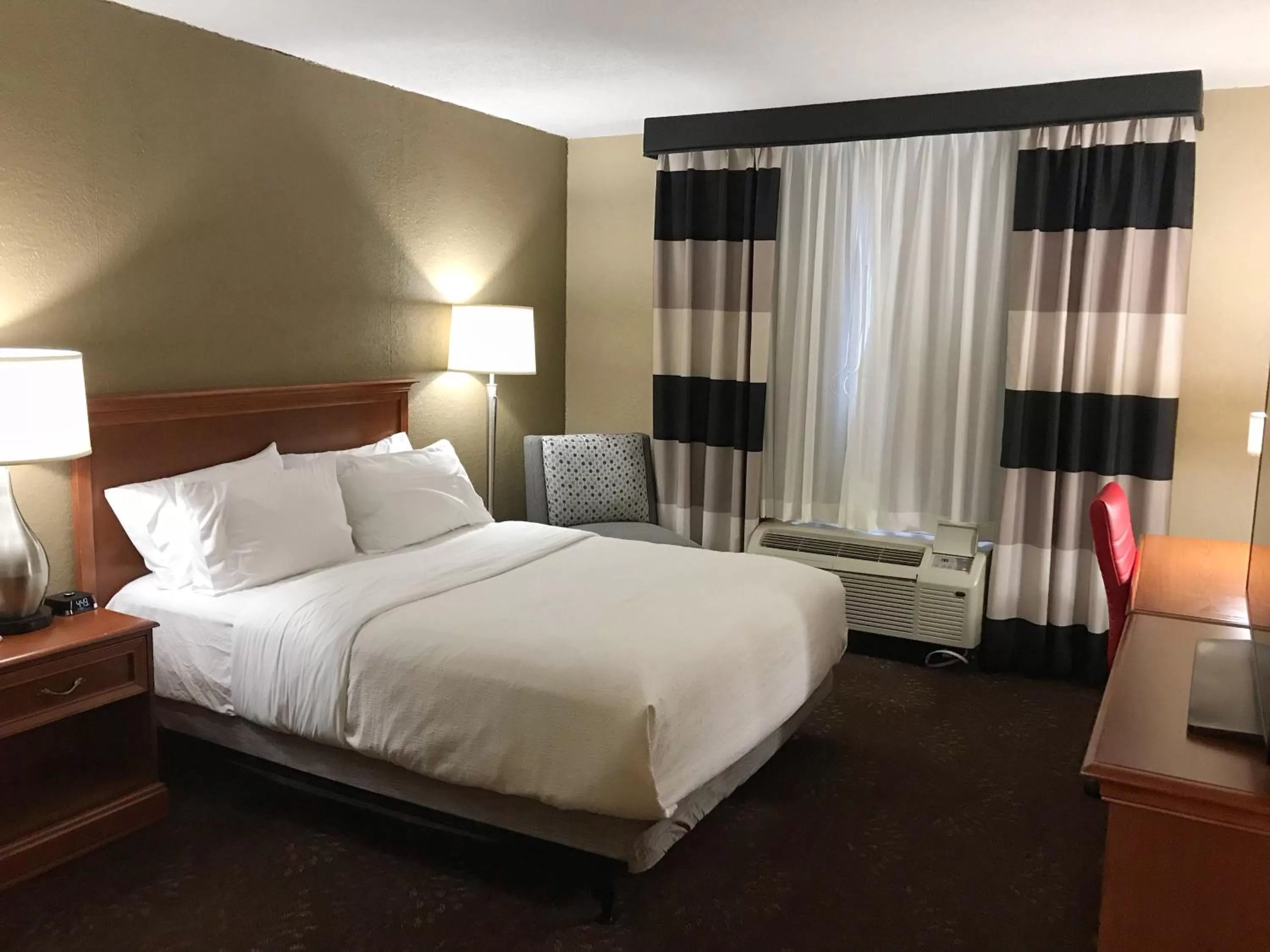 Standard Queen Room in Holiday Inn Alexandria by IHG