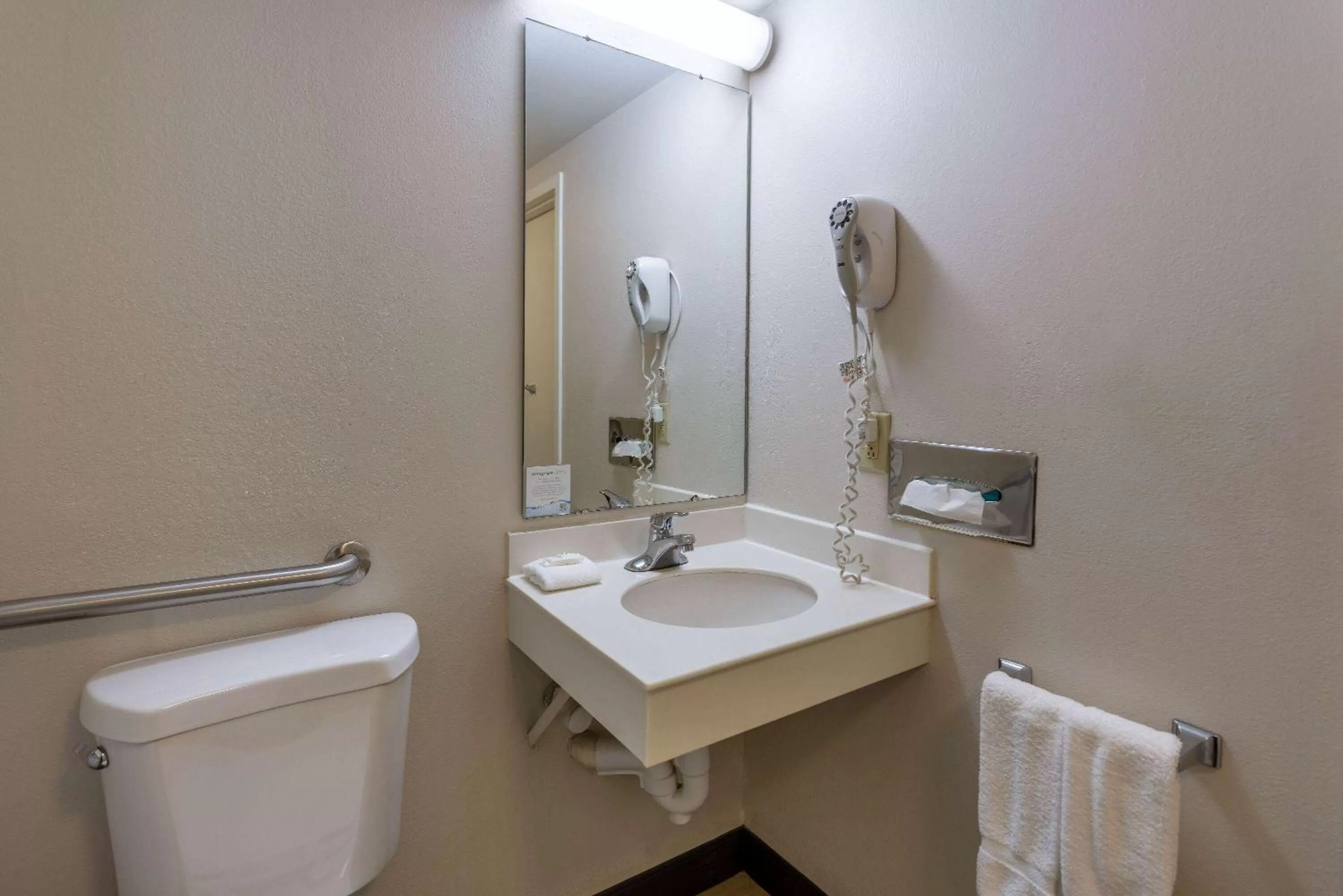 1 King Bed, Executive, Mobility Access Room, Bathtub w/ Grab Bars, Non-Smoking in La Quinta Inn & Suites by Wyndham Kingsport TriCities