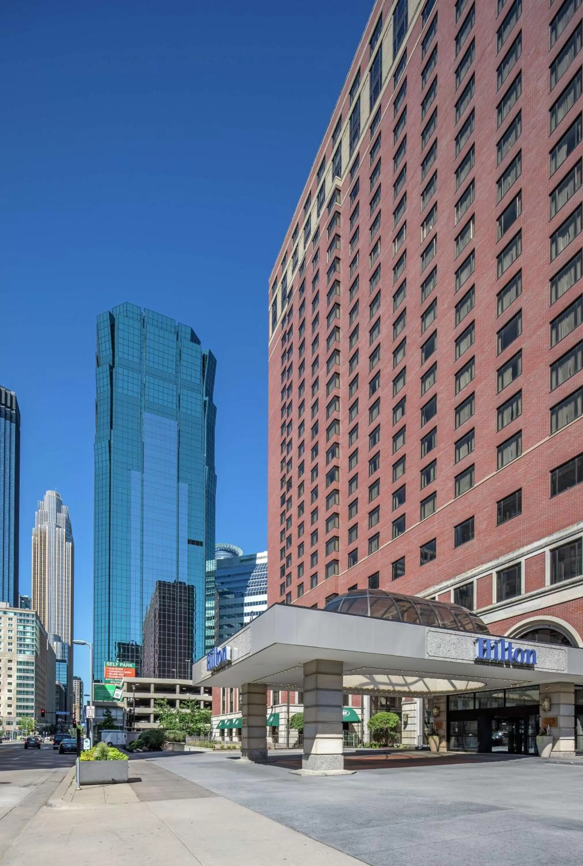 Property building in Hilton Minneapolis