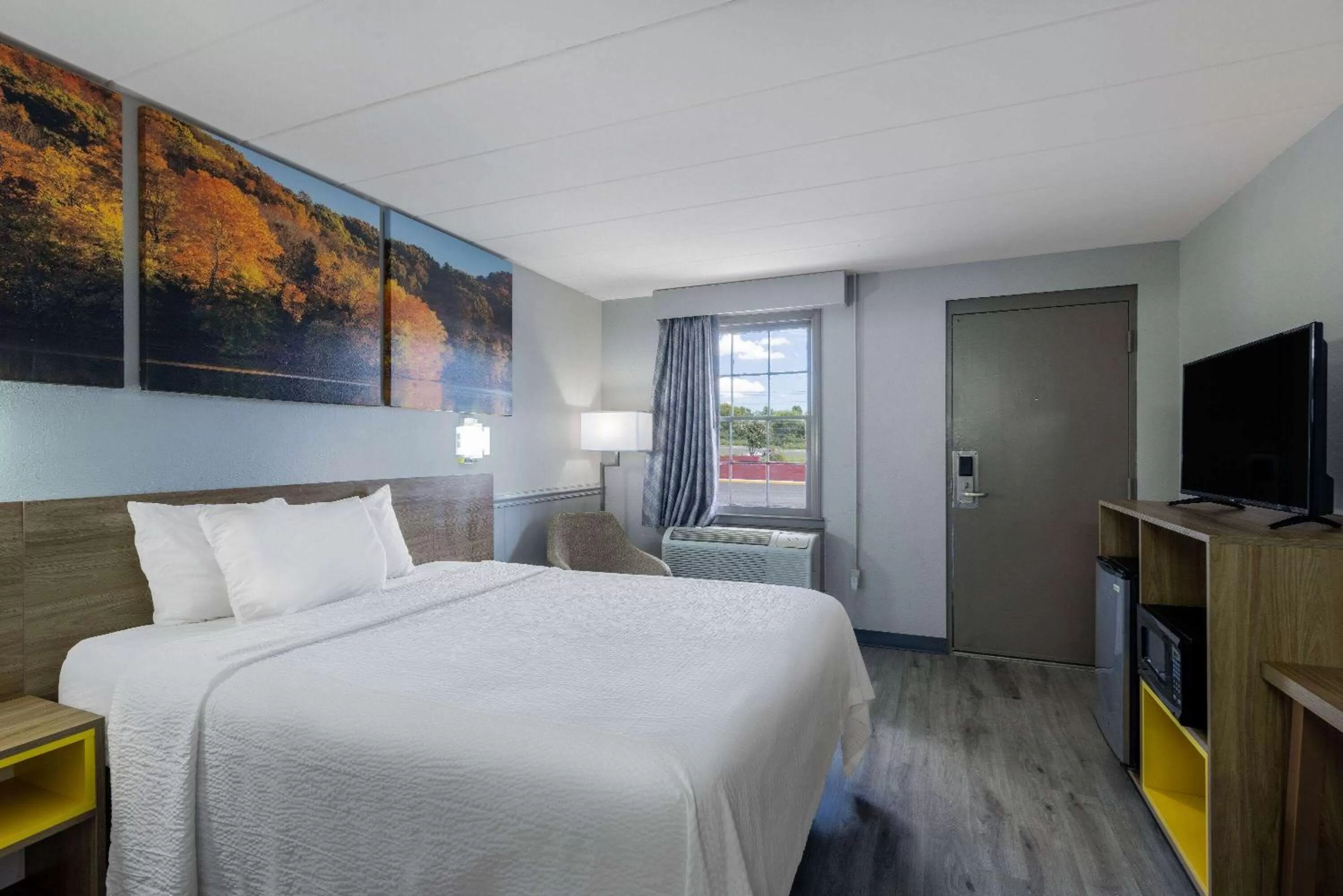 Queen Room - Non-Smoking in Days Inn by Wyndham Lincolnton