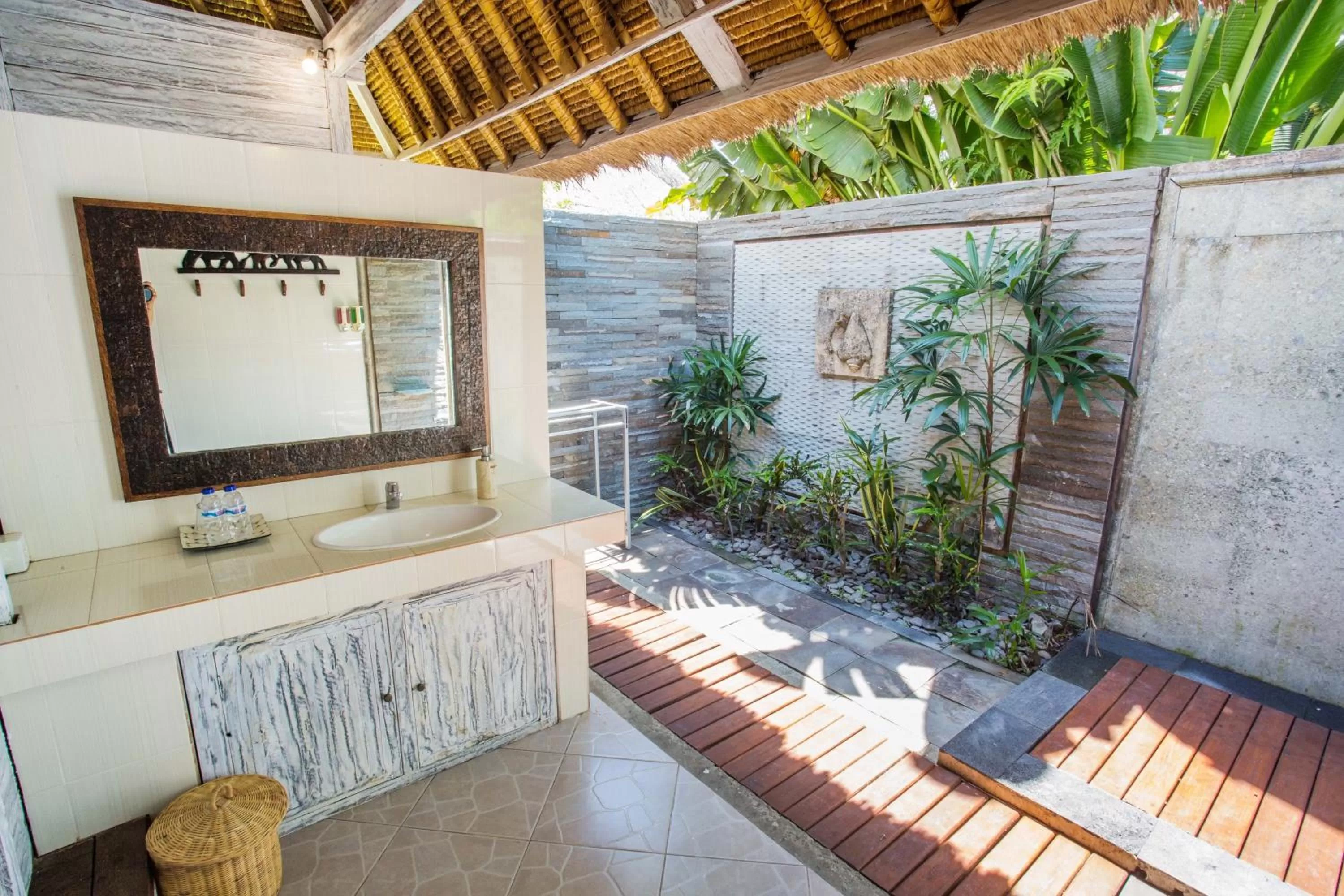 Deluxe One-Bedroom Huts with Garden View in Bay Shore Huts